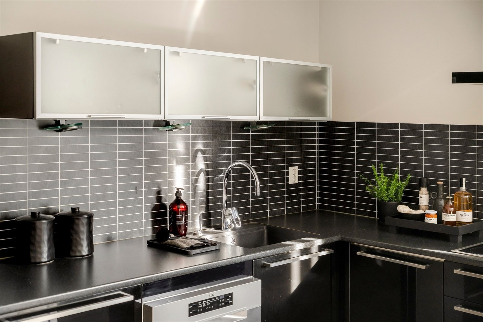 Stilren kjøkkenløsning med praktiske funksjoner, blant annet underlimt vask. Galleribilde