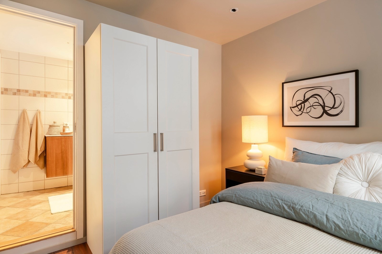 Fra badet kommer man seg til soverommet som er på ca. 8m². Galleribilde