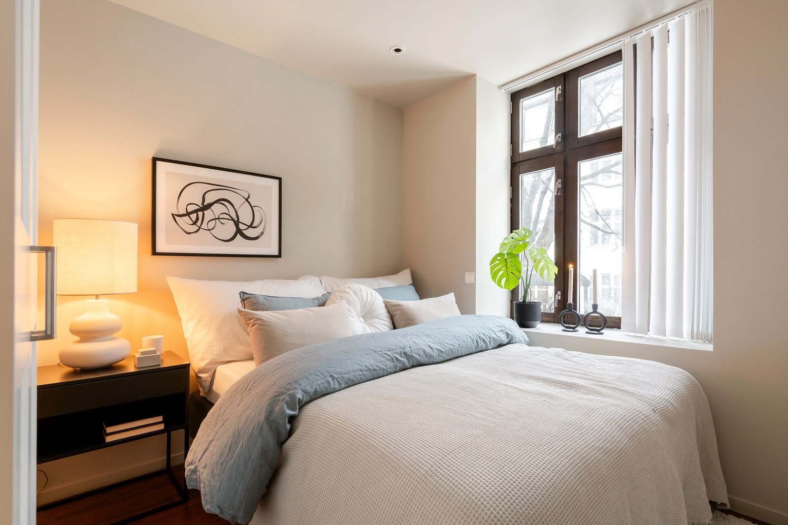 Her får du plass til seng, nattbord og garderobeskap. Galleribilde