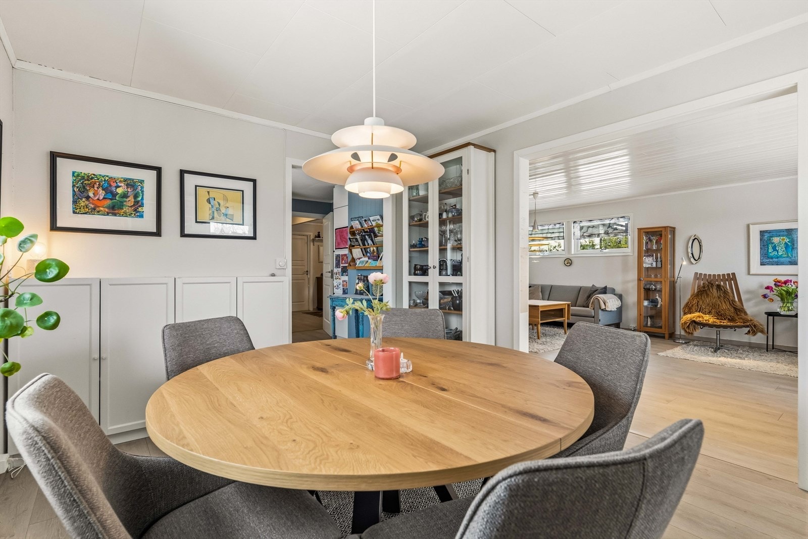 Åpen forbindelse mellom spisestue og stue skaper en sosial og romslig atmosfære. Galleribilde