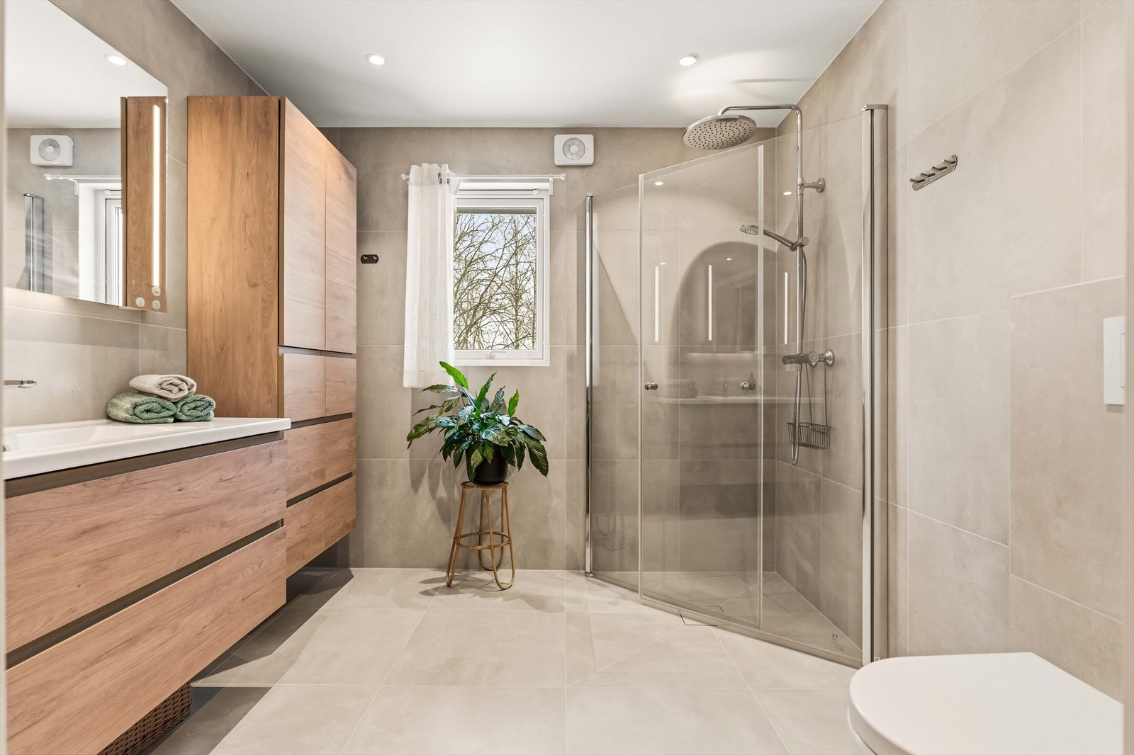 Delikat og moderne bad med tidløse materialvalg og god romfølelse. Galleribilde