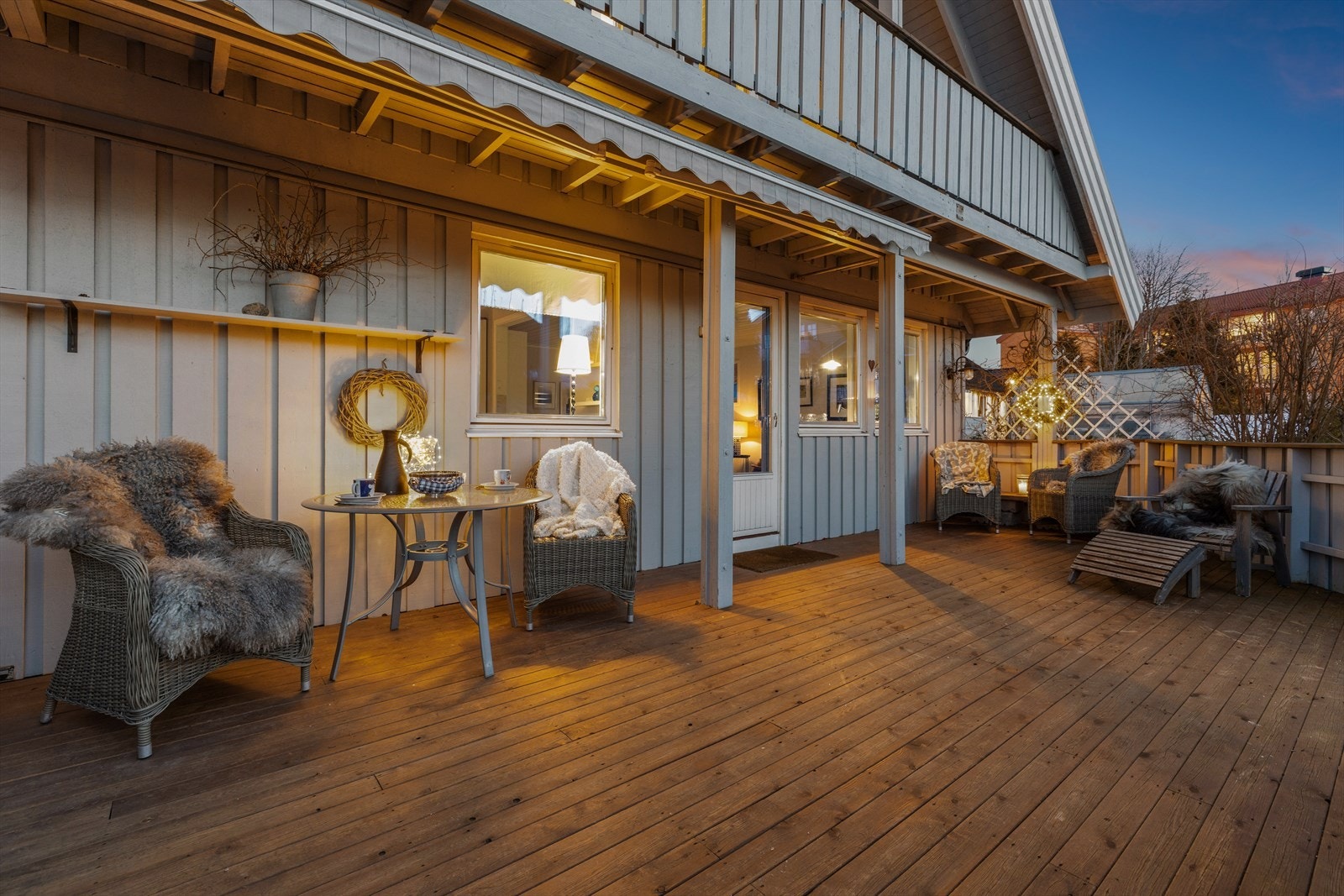 Terrassen gir rikelig med plass til både sittegrupper og sosiale sammenkomster. Galleribilde