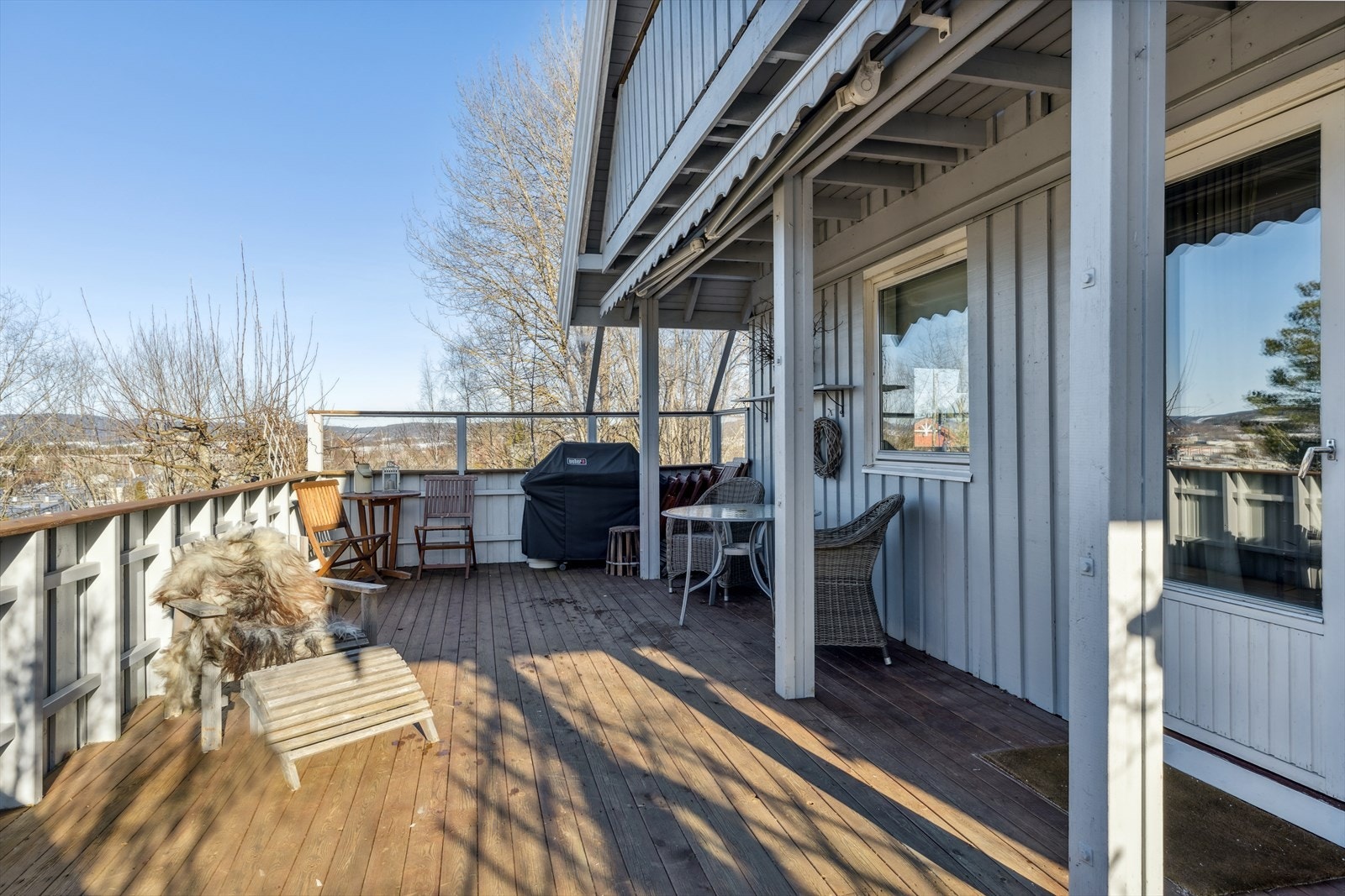 Stor terrasse med gode soner for både avslapning og sosiale sammenkomster. Galleribilde