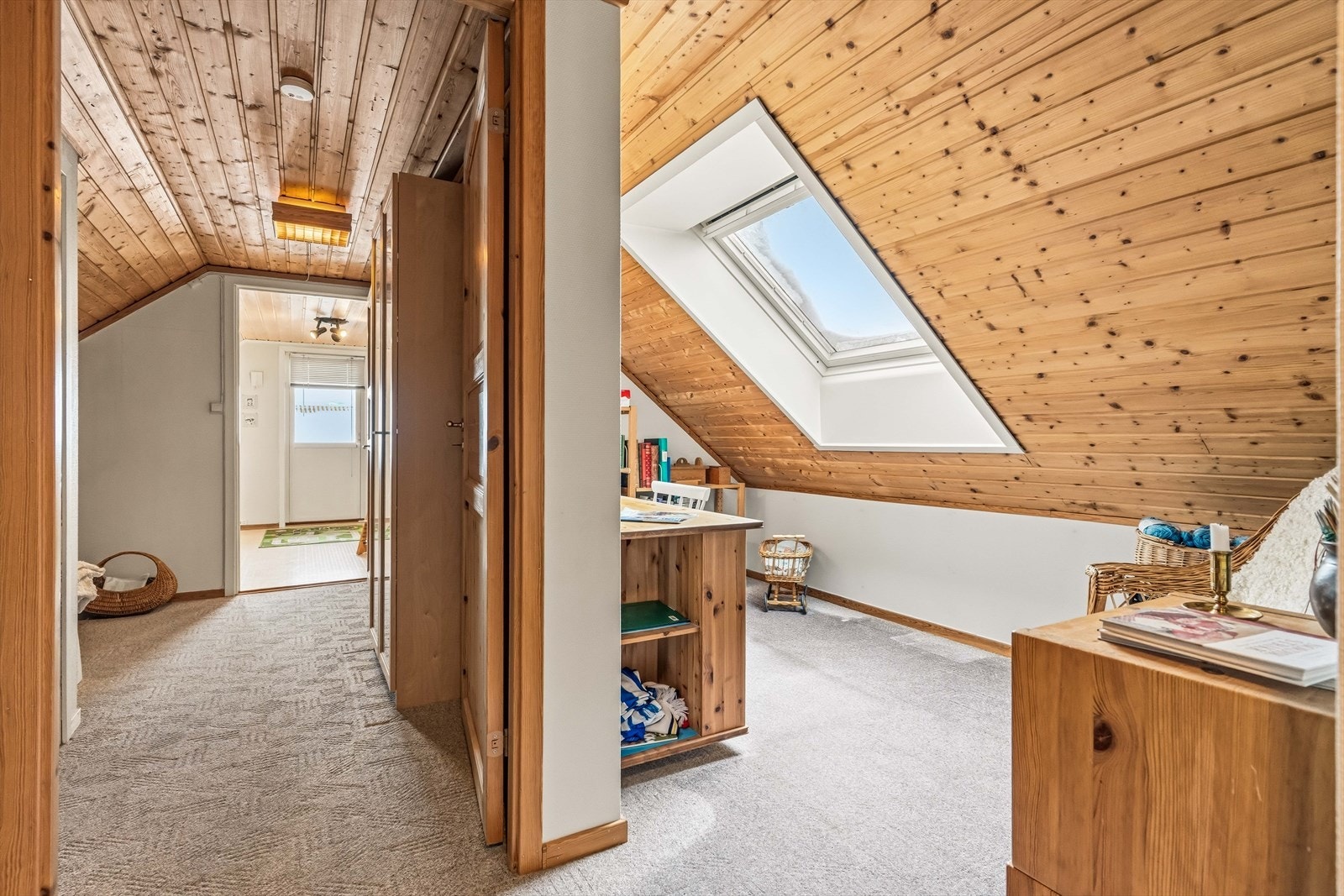 Loftsgang med gode oppbevaringsmuligheter og naturlig lys fra takvindu. Galleribilde