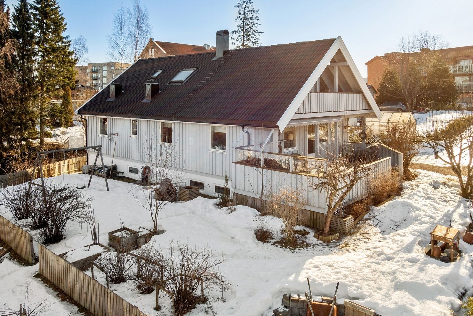 Velstelt uteområde med hage og flere soner for lek, opphold og avslapning. Galleribilde