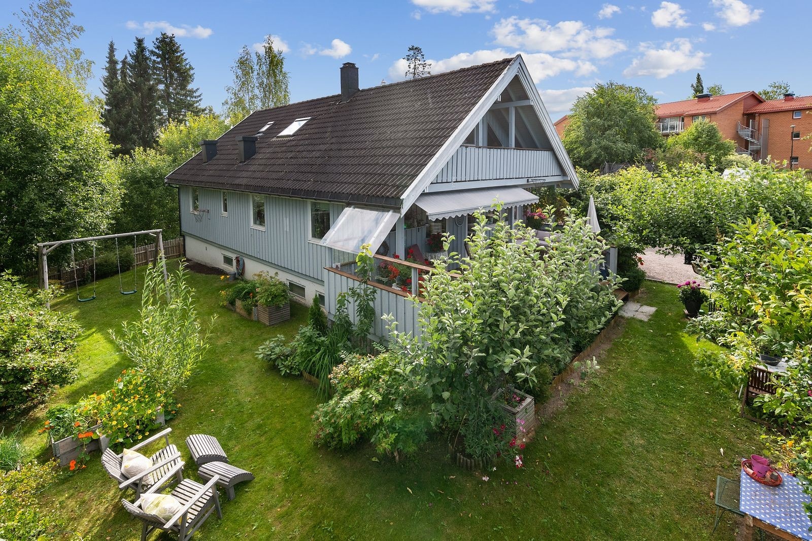 Sjarmerende enebolig med frodig hage og gode solforhold. Galleribilde