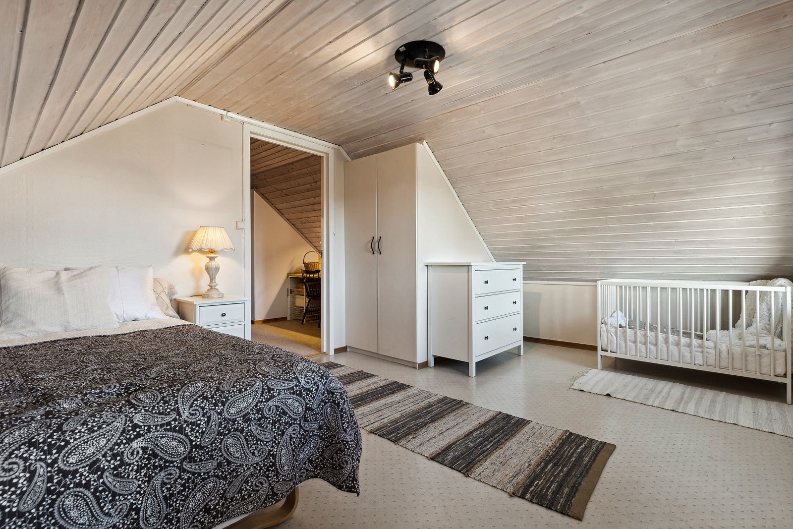 Fleksibelt soverom med plass til både seng og barneromsløsning. Galleribilde