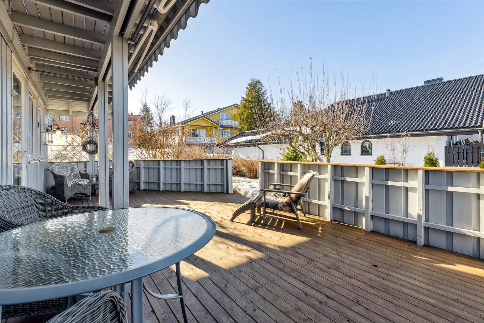 Skjermet uteplass med gode solforhold og hyggelig utsyn mot nærområdet. Galleribilde