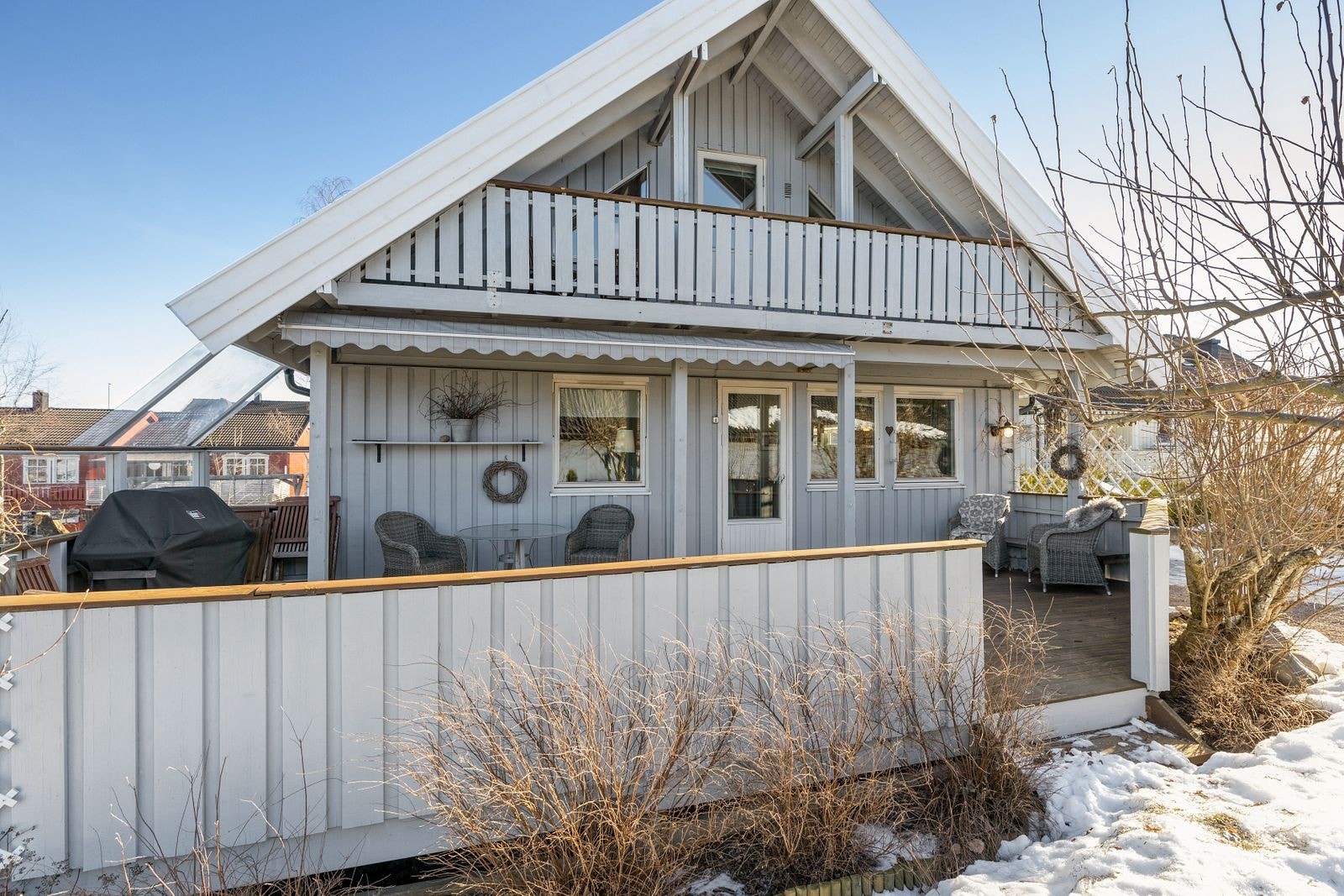 Boligen fremstår velholdt med klassisk uttrykk og tiltalende fasade. Galleribilde