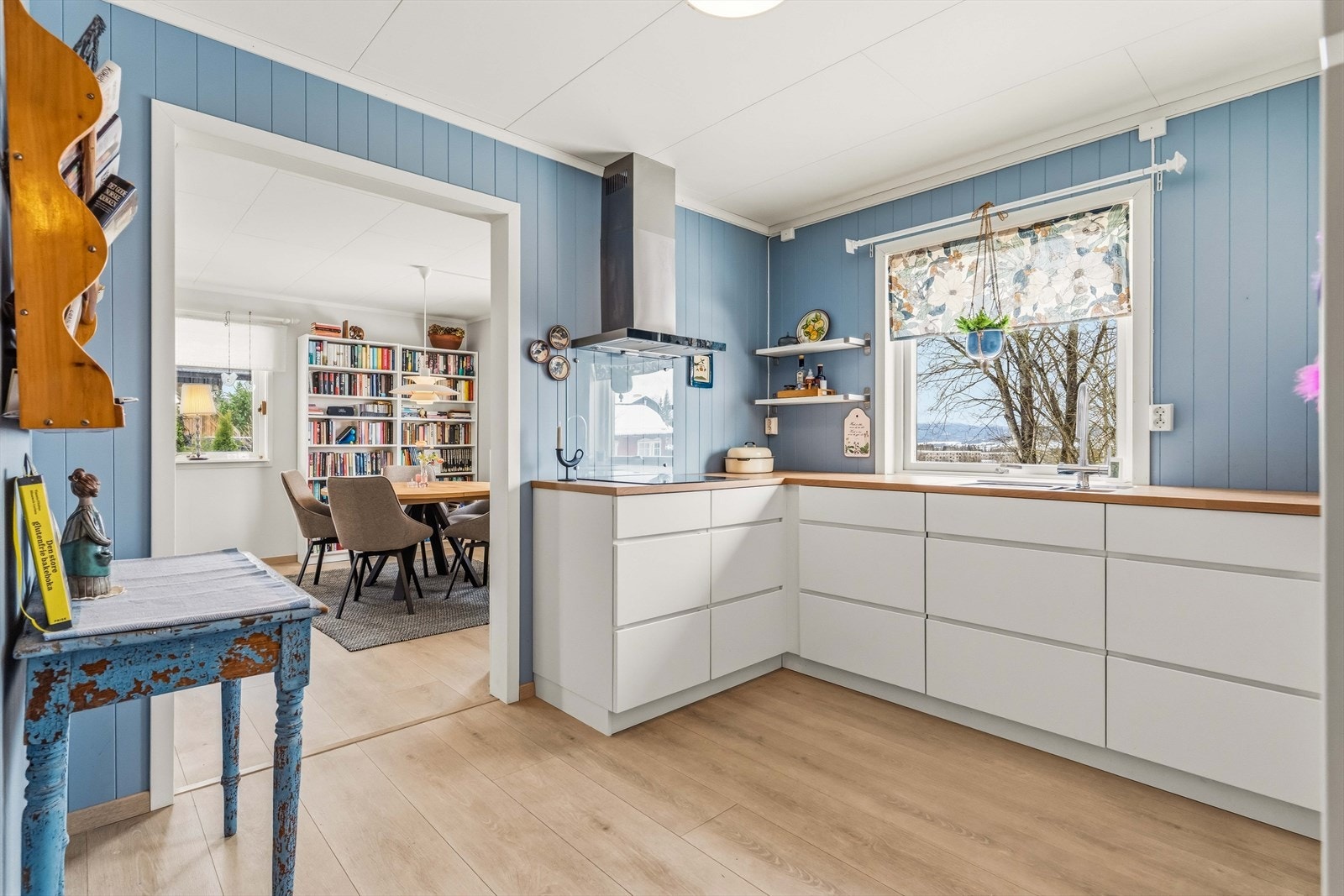 Kjøkkenet har naturlig forbindelse til spisestuen - ideelt for sosiale sammenkomster. Galleribilde