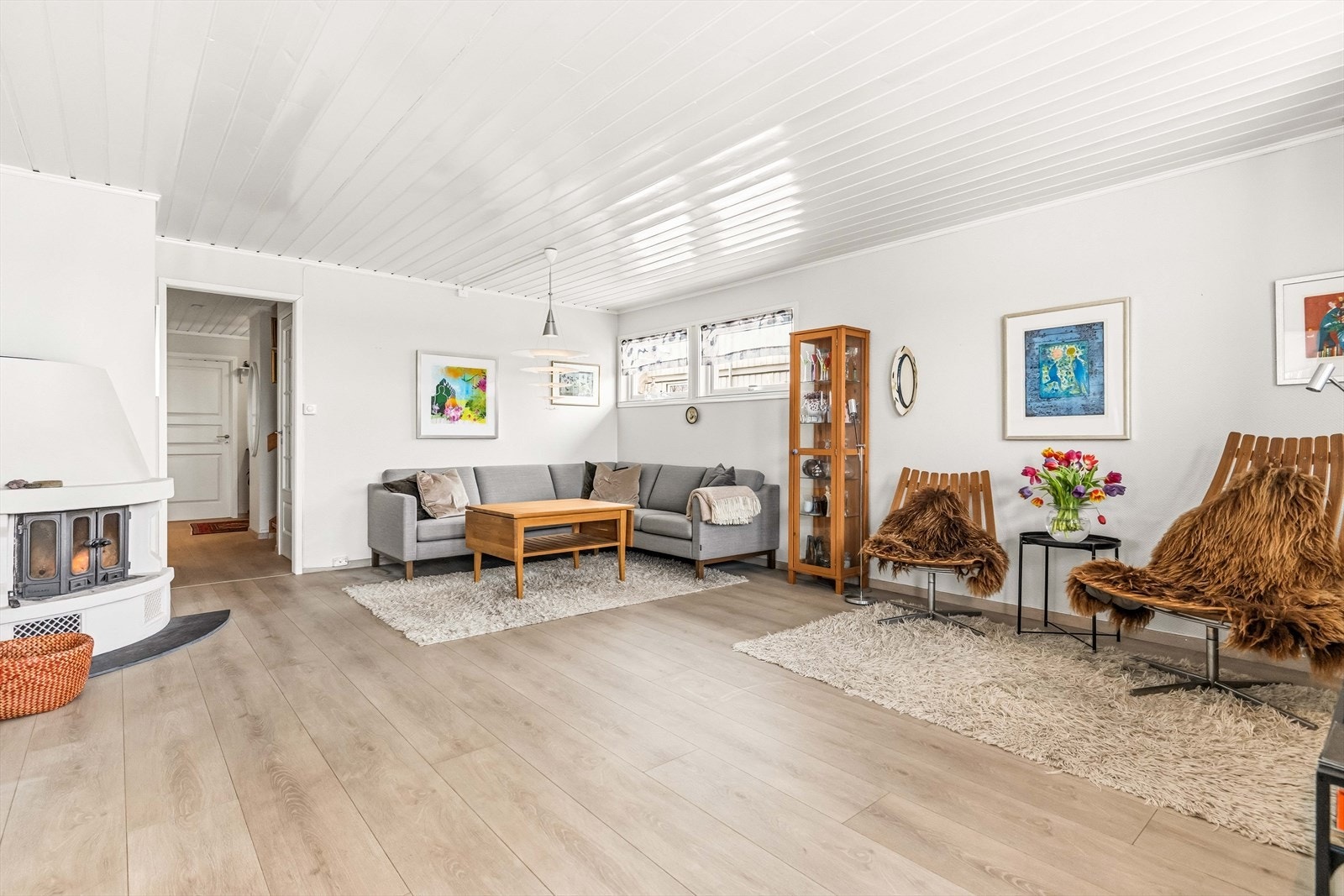 Stor og innbydende stue med god plass til flere sittegrupper. Galleribilde