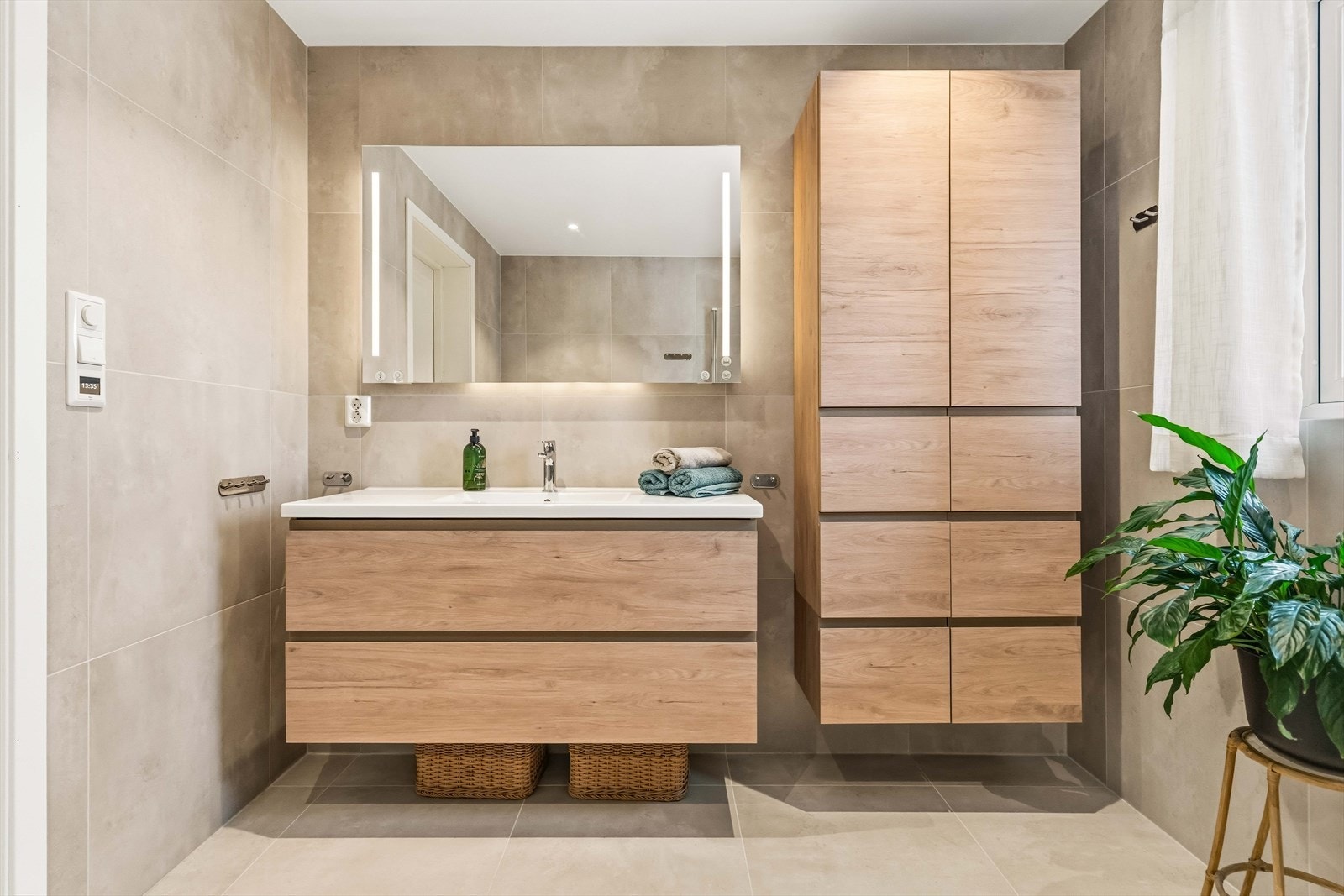 Badet er utstyrt med dusjsone, stilren innredning og praktiske oppbevaringsløsninger. Galleribilde