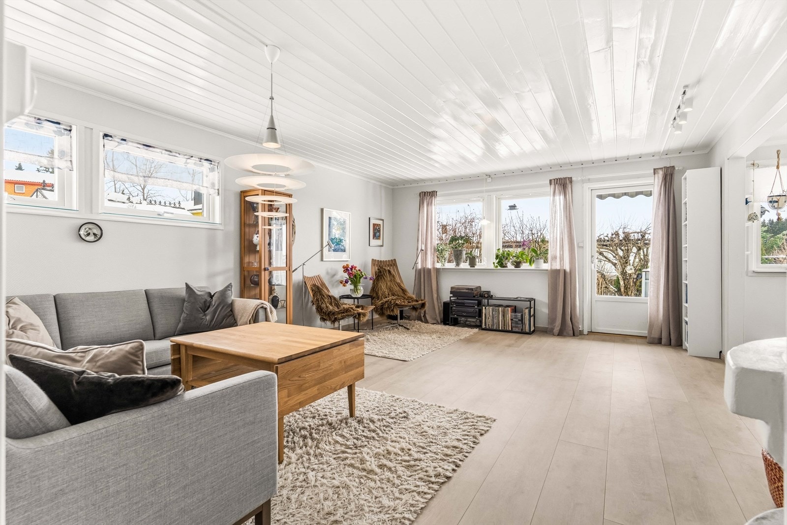 Store vindusflater slipper inn rikelig med dagslys og gir en luftig romfølelse. Galleribilde