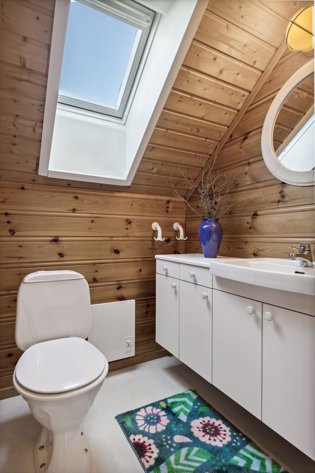 Praktisk WC i loftsetasjen med takvindu og naturlig ventilasjon. Galleribilde