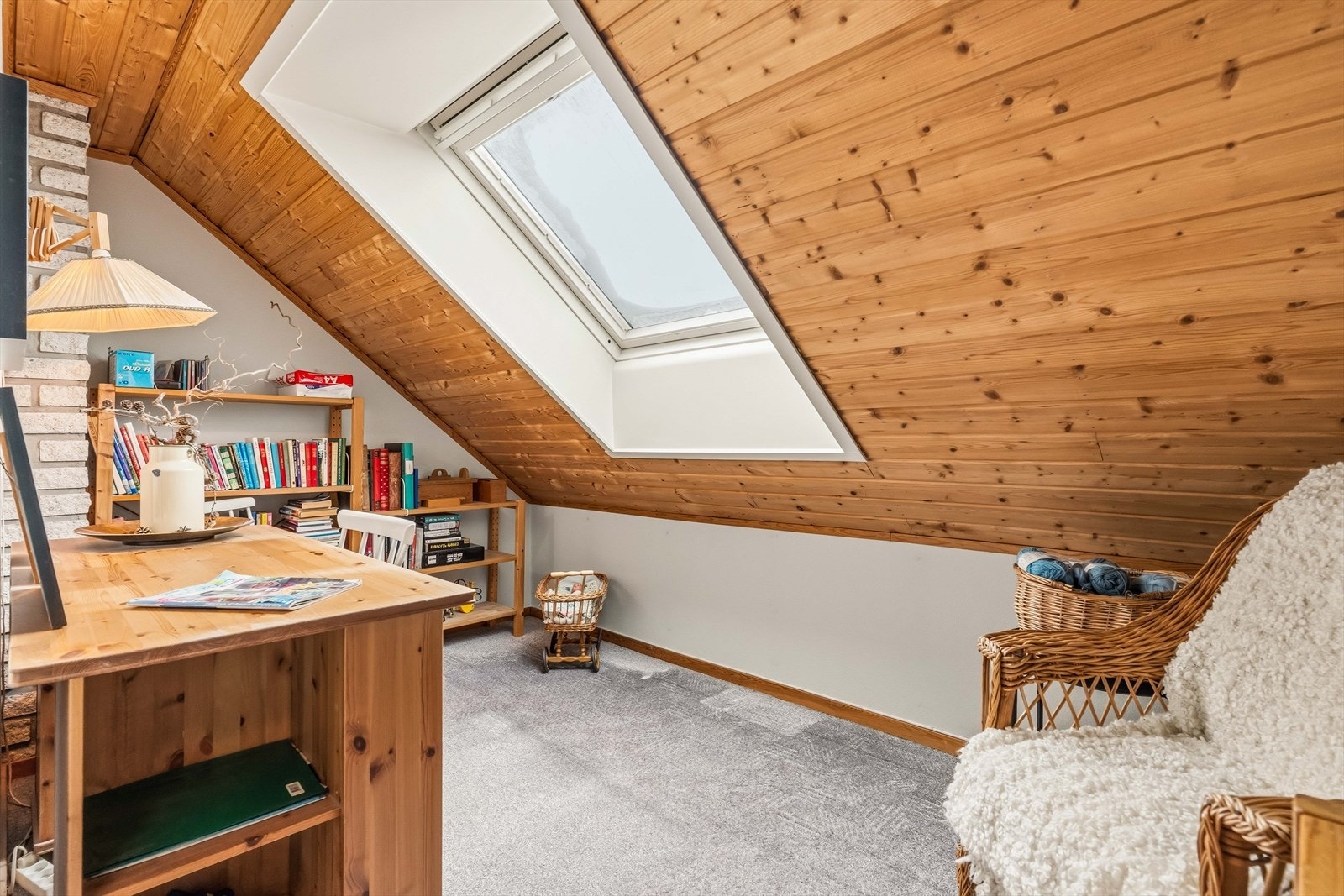 Allrom/kontorplass på loftet - perfekt til hjemmekontor eller hobby. Galleribilde