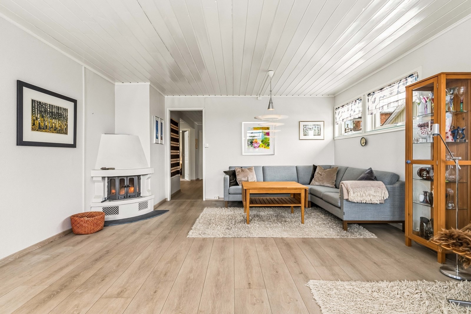 Peisen skaper en lun atmosfære og fungerer som et naturlig samlingspunkt. Galleribilde