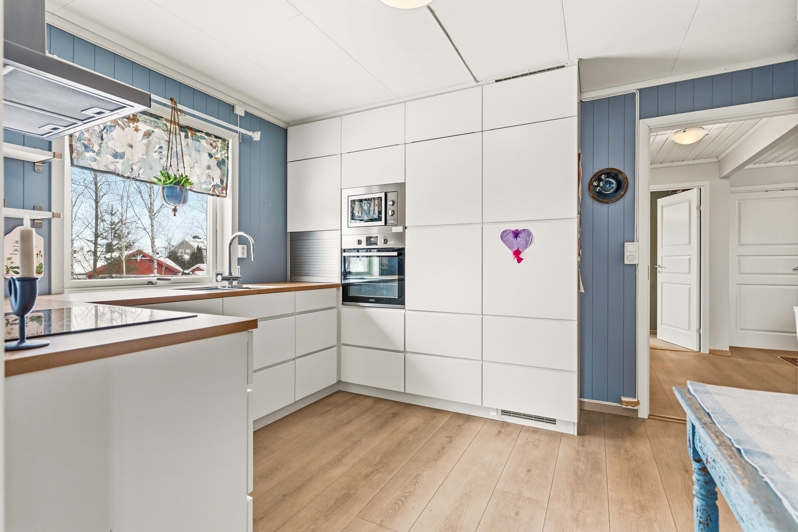 Kjøkkenet byr på rikelig skapplass og gode arbeidsflater. Galleribilde