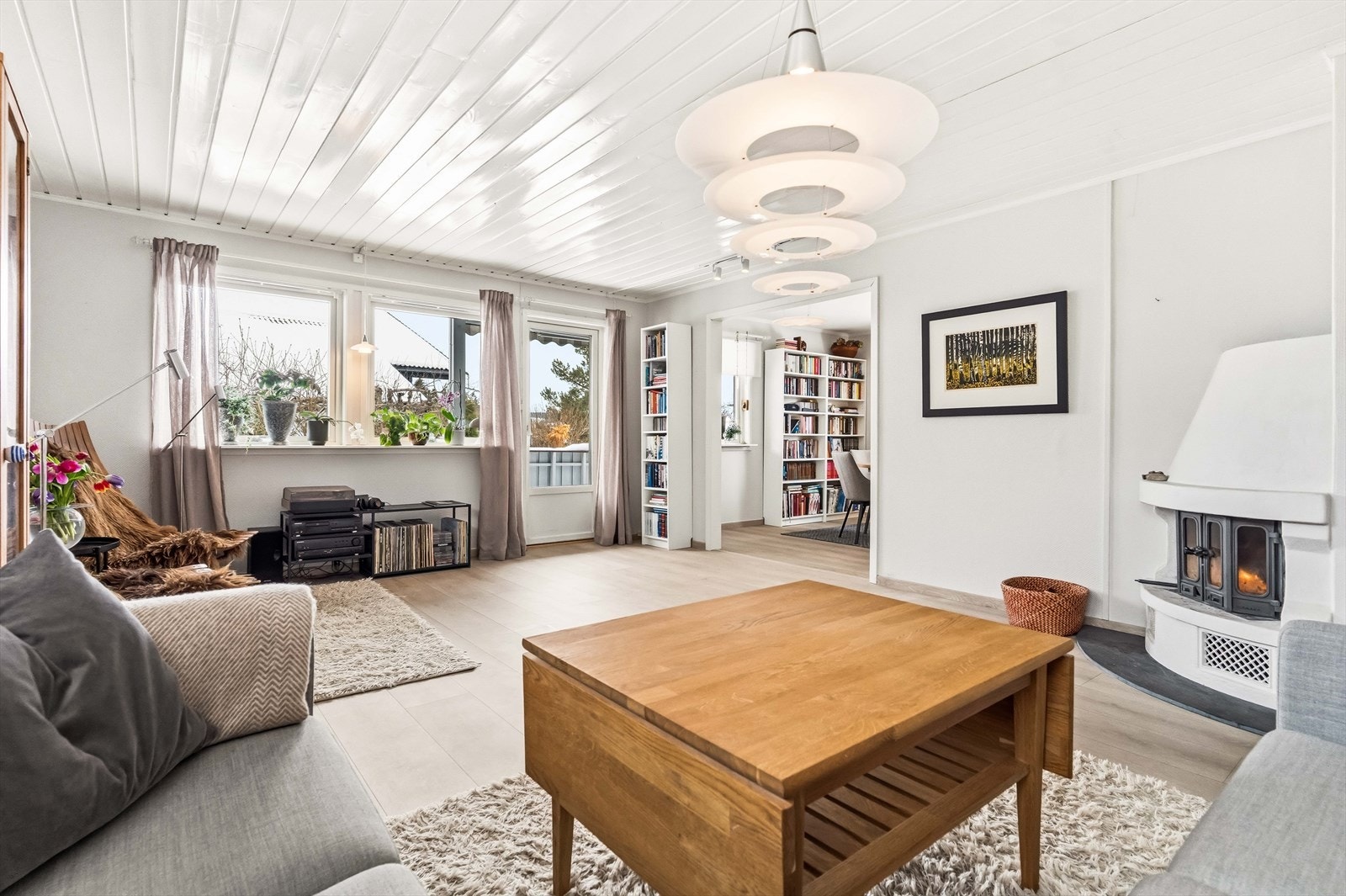 Stuen har direkte utgang til terrassen og gode lysforhold. Galleribilde