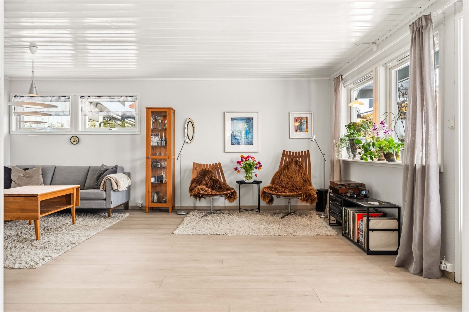 Stuen byr på flere soner for avslapning og hyggelige sammenkomster. Galleribilde