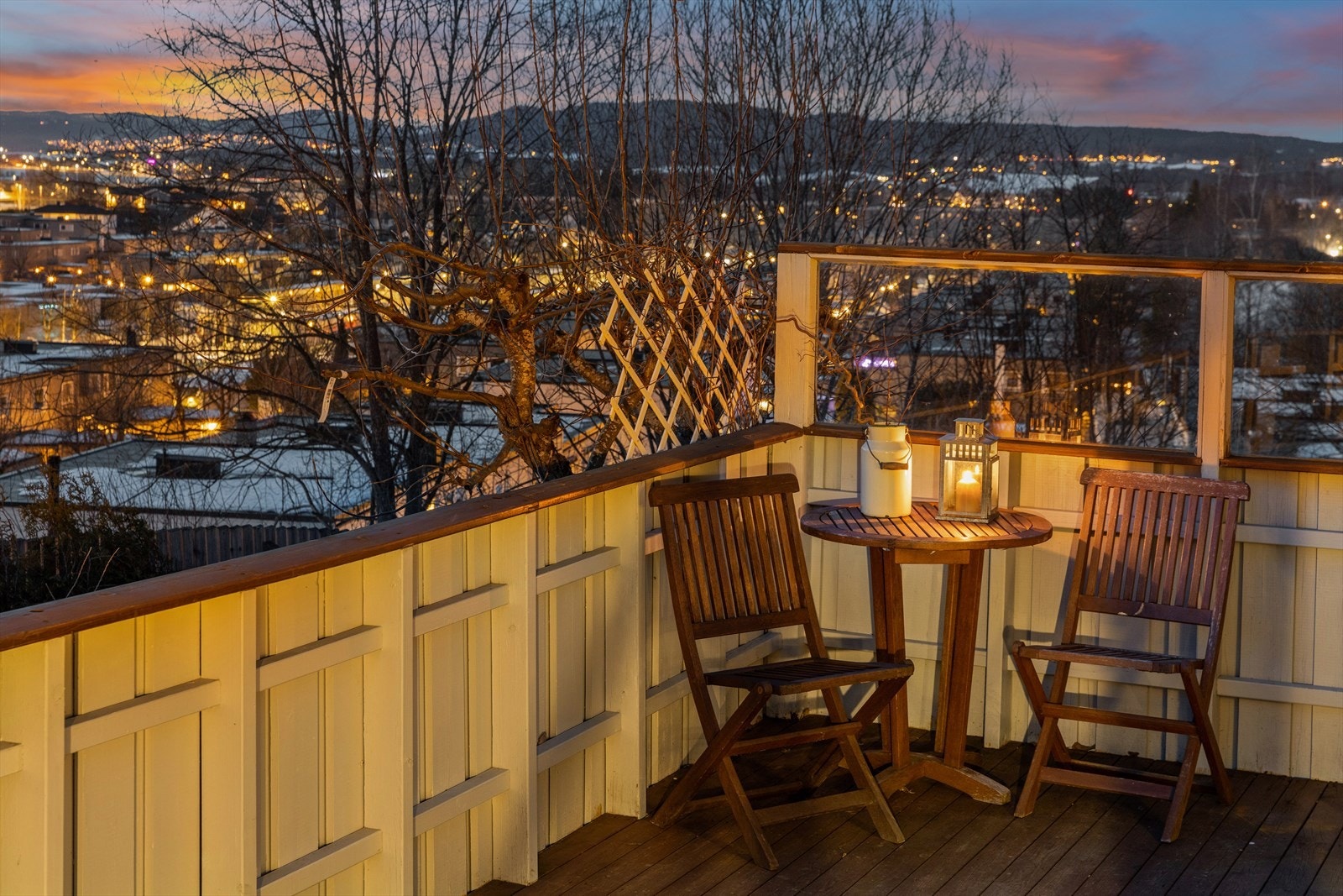 Terrassen byr på en lun atmosfære og flott utsyn over nærområdet - perfekt for rolige kvelder. Galleribilde