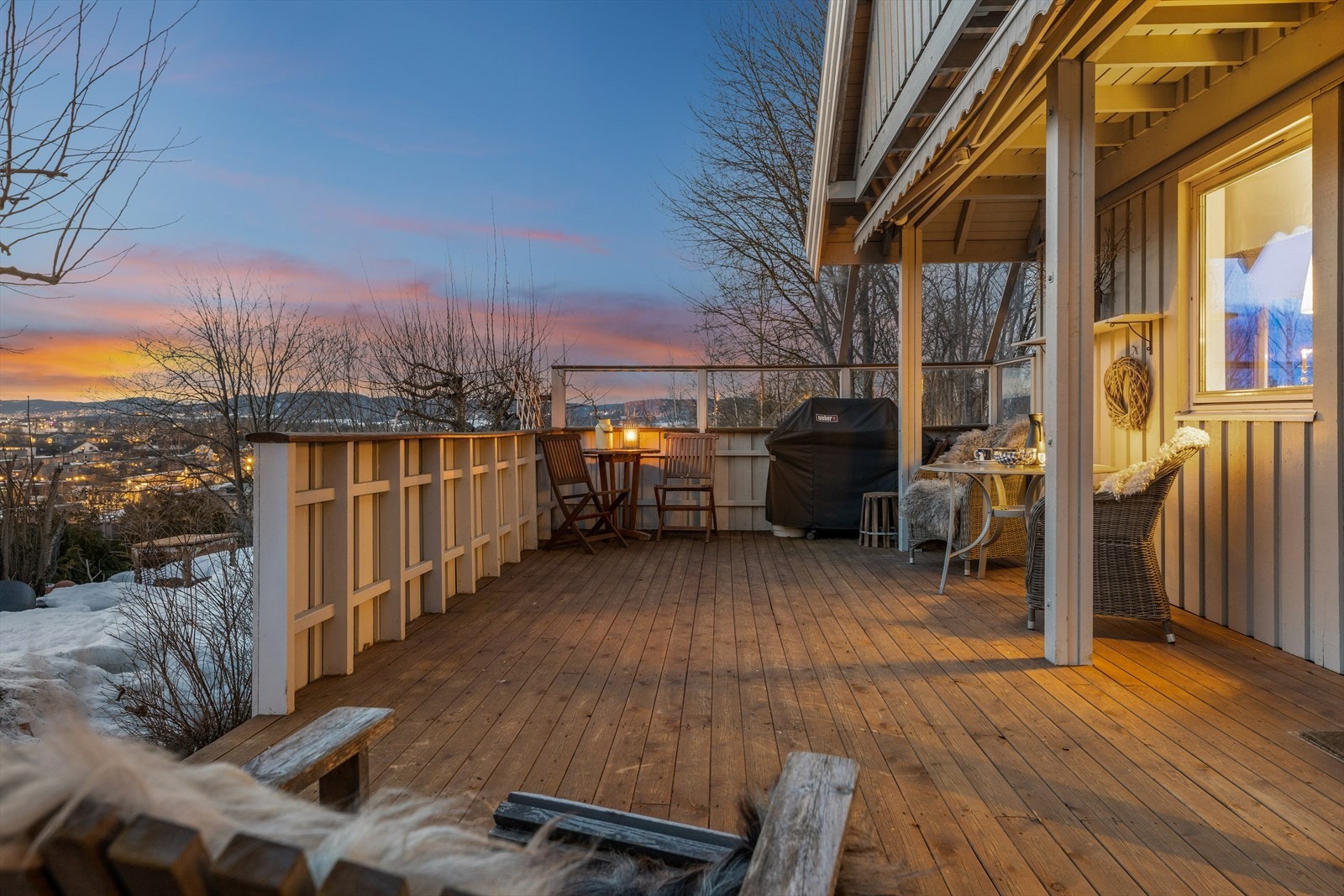 Vestvendt terrasse med flott utsikt - perfekt for sene sommerkvelder. Galleribilde