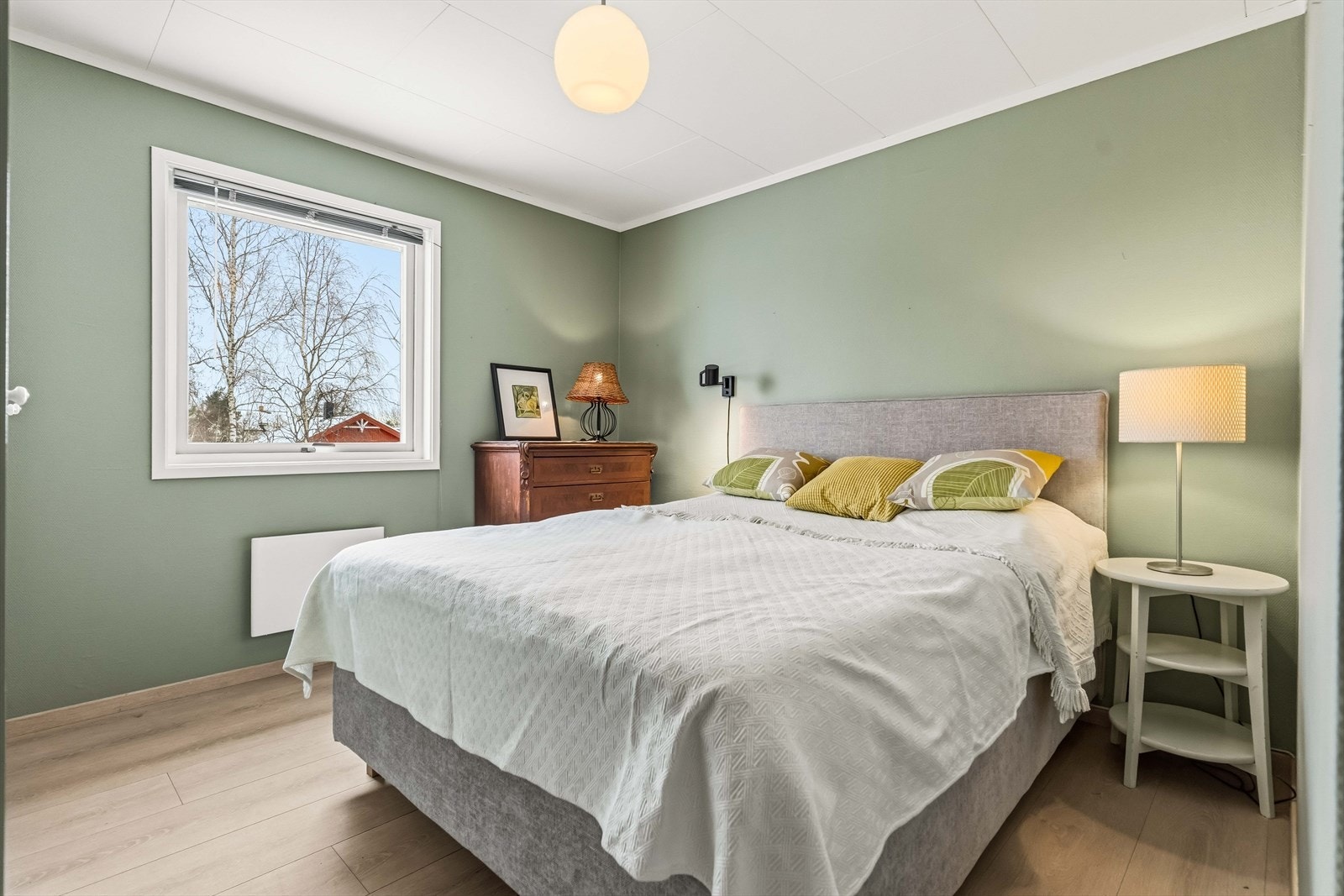 Hovedsoverom med rolige fargetoner og plass til dobbeltseng. Galleribilde