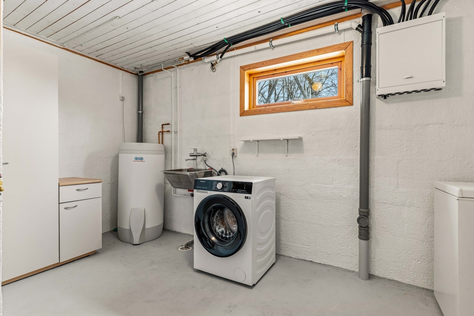 Eget vaskerom med praktisk løsning som gjør hverdagen enklere. Galleribilde