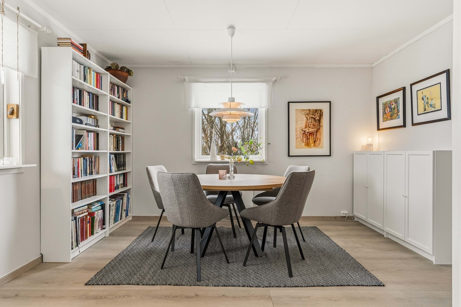 Lys og innbydende spisestue med god plass til familie og gjester. Galleribilde