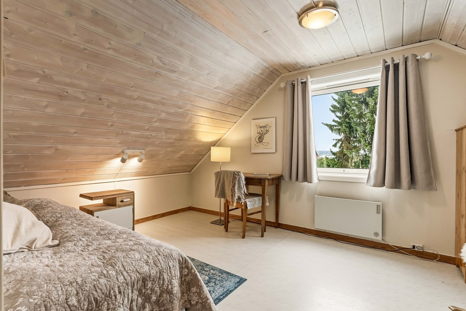 Lyst og hyggelig soverom med skråtak og rolig utsyn. Galleribilde