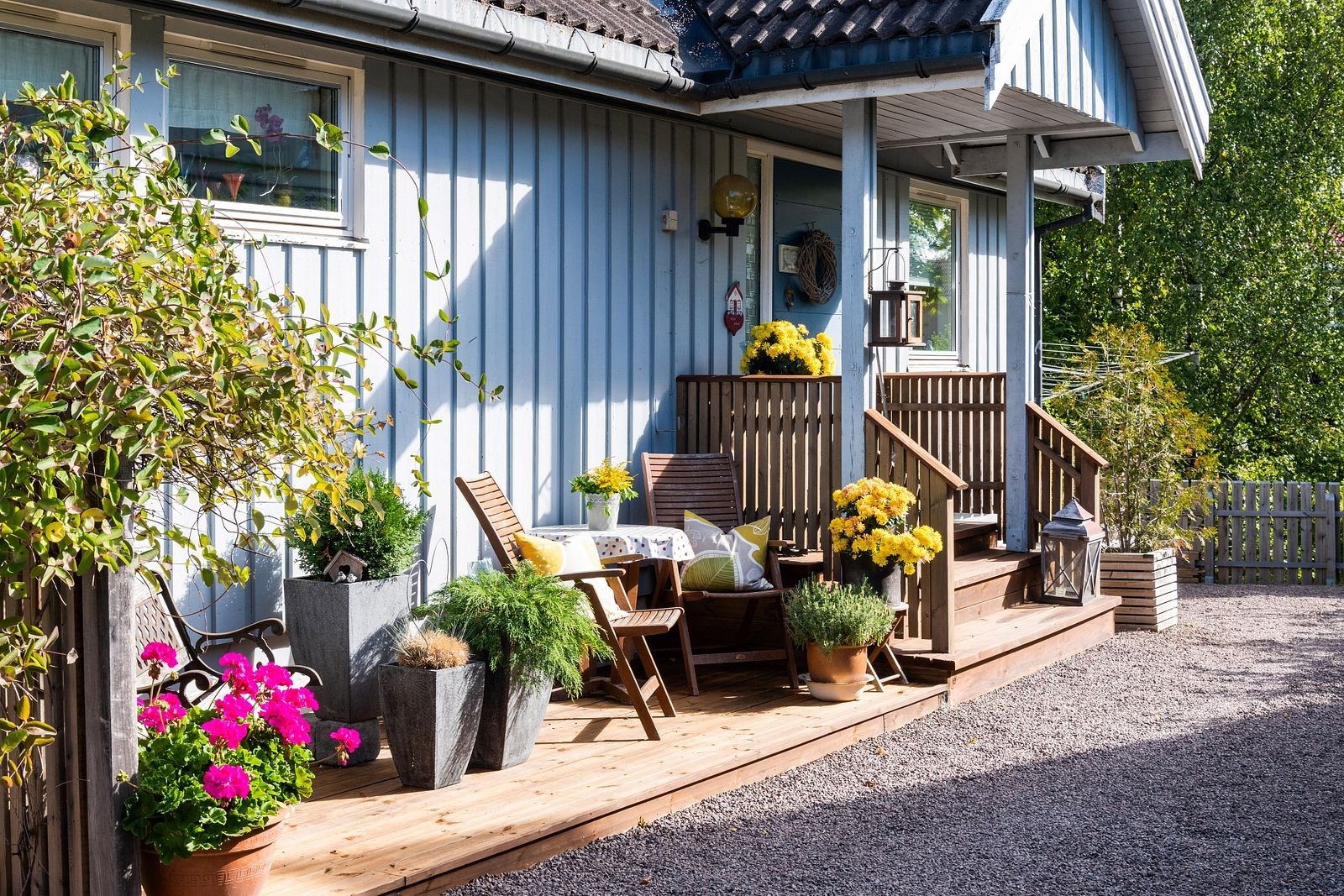 Hyggelig velkomstsone med plass til morgenkaffen i solen. Galleribilde