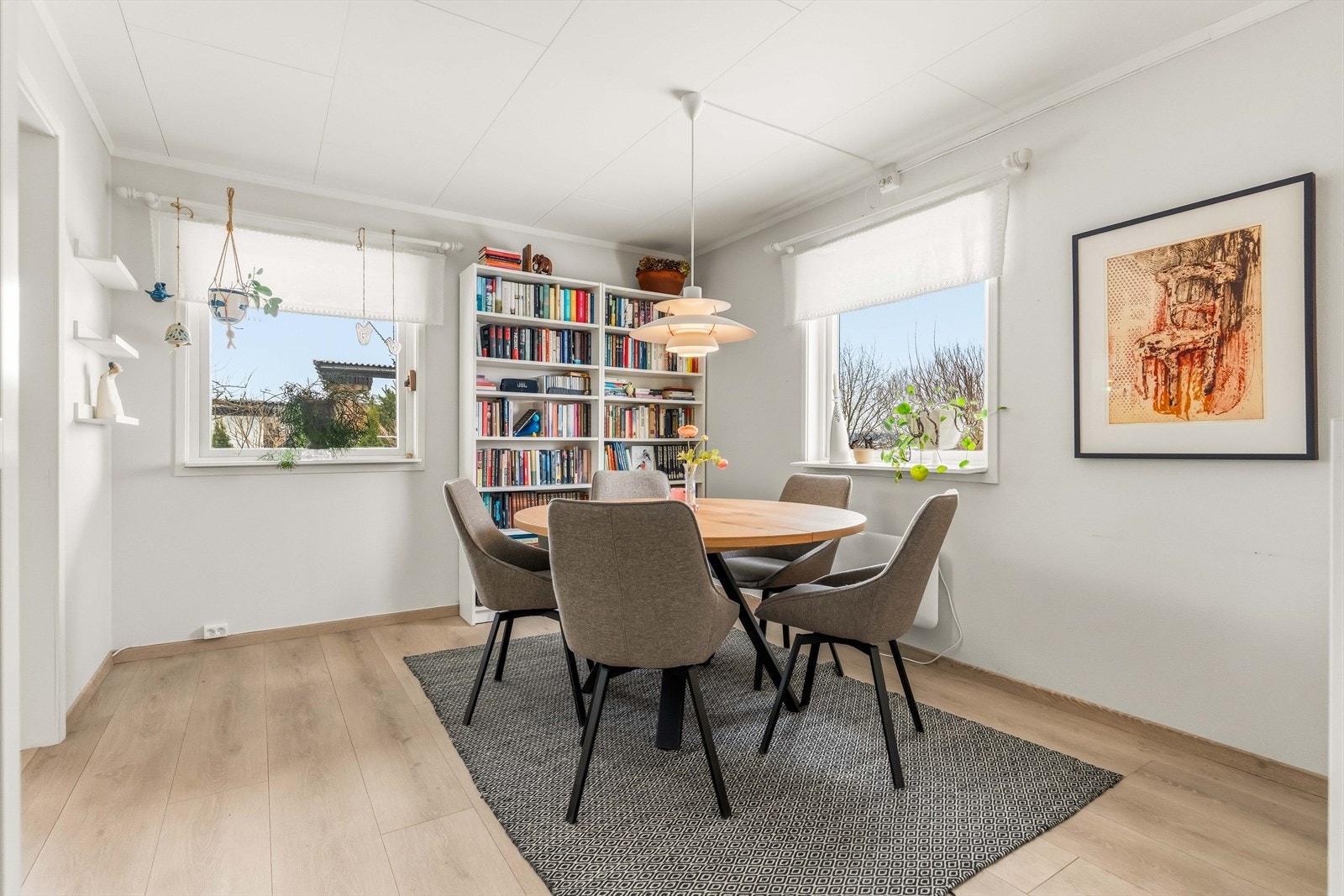 Spisestuen ligger lyst og hyggelig til med vinduer på flere sider. Galleribilde