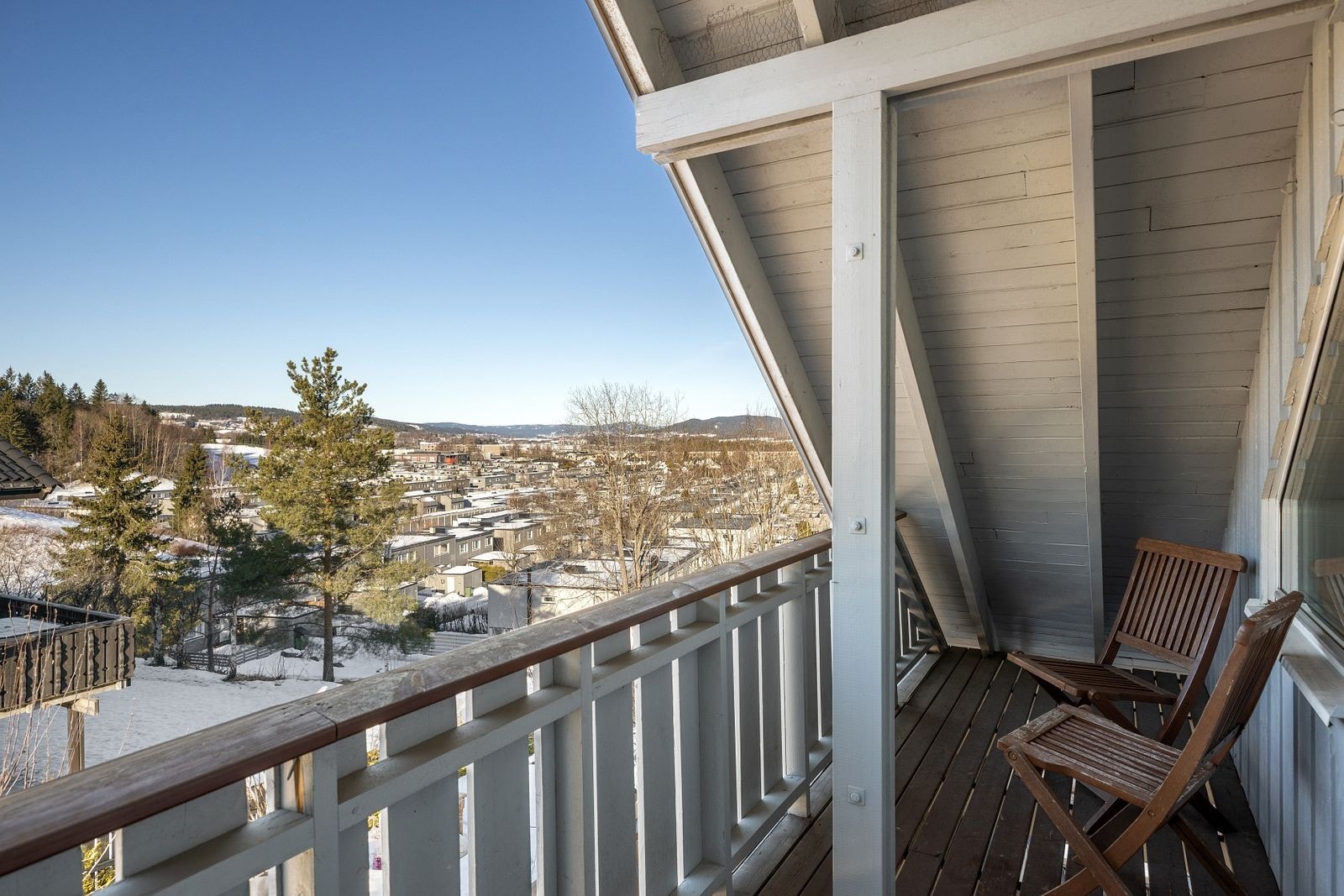 Solrik balkong med vidstrakt utsyn over nærområdet og åsene rundt. Galleribilde