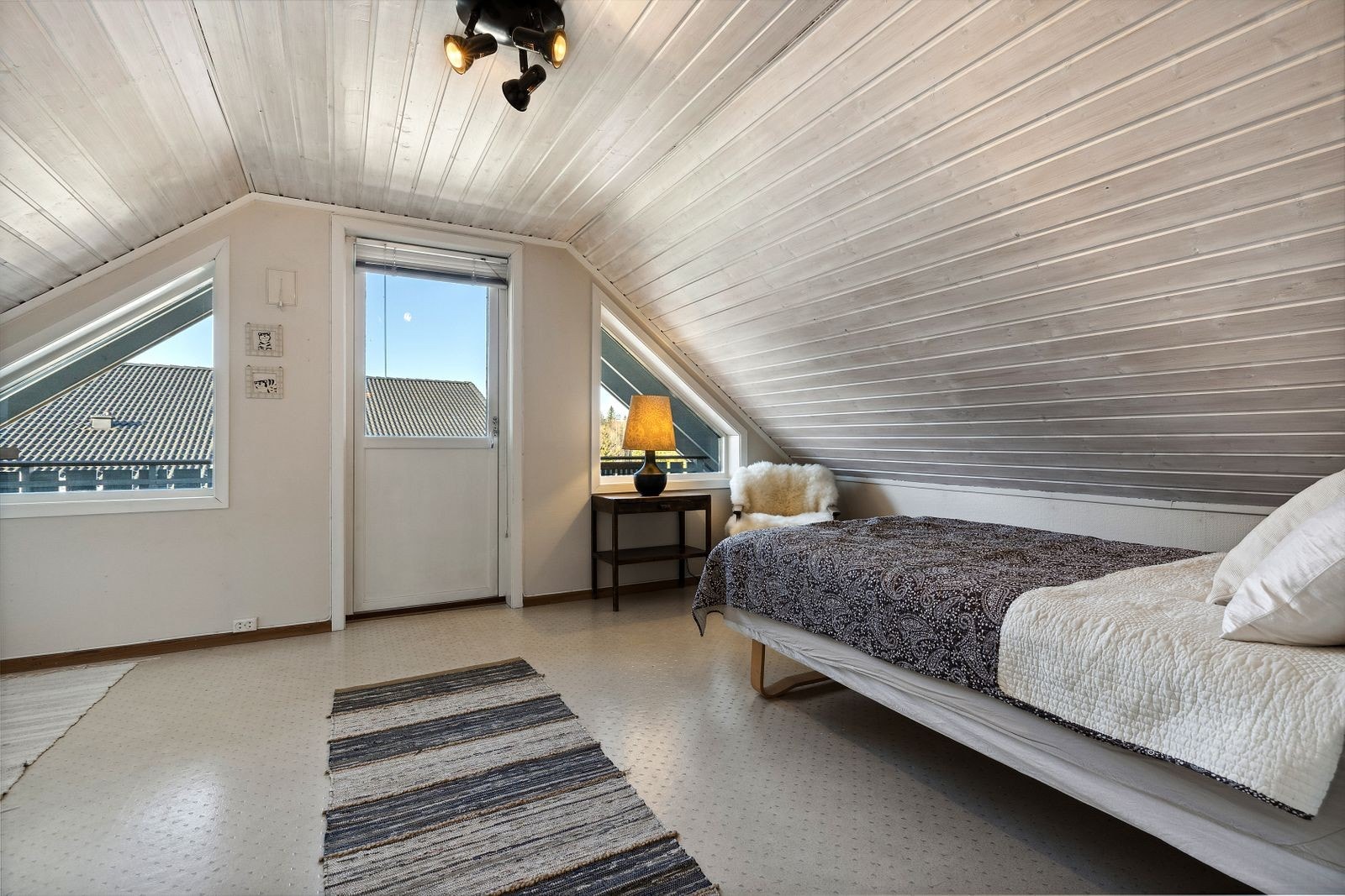 Romslig loftssoverom med god takhøydefølelse og naturlig lysinnslipp. Galleribilde