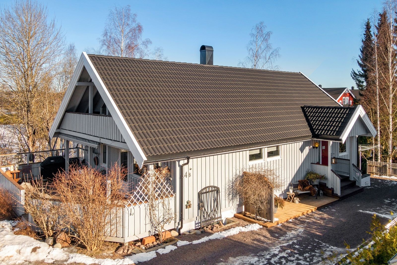 Boligen fremstår solid og godt vedlikeholdt med klassisk uttrykk og tiltalende fasade. Galleribilde