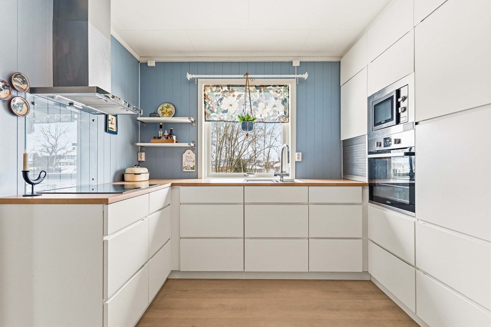 Integrerte hvitevarer og funksjonelle løsninger gir en effektiv kjøkkenhverdag. Galleribilde