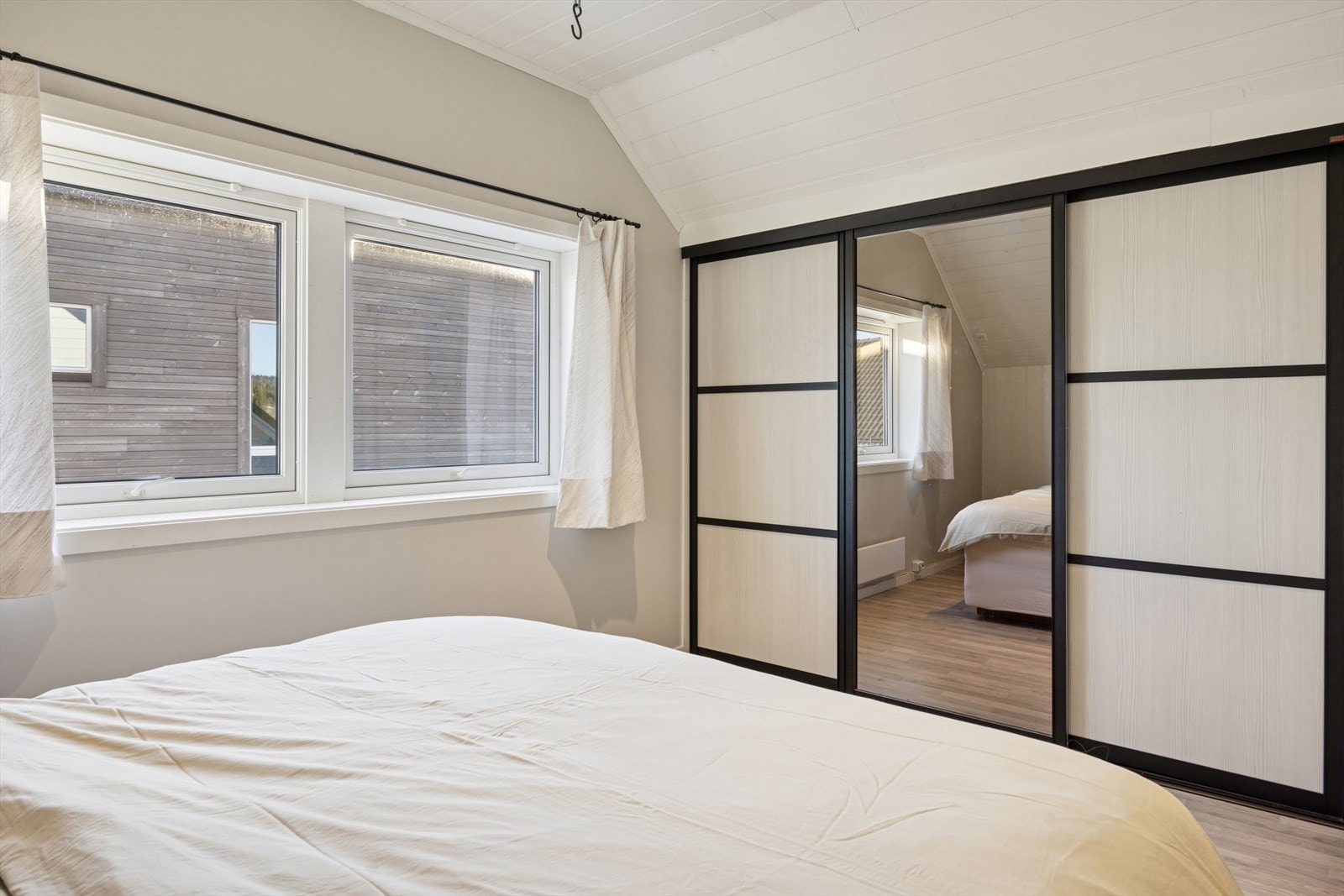 God lagringsplass i skap og kneloft. Galleribilde