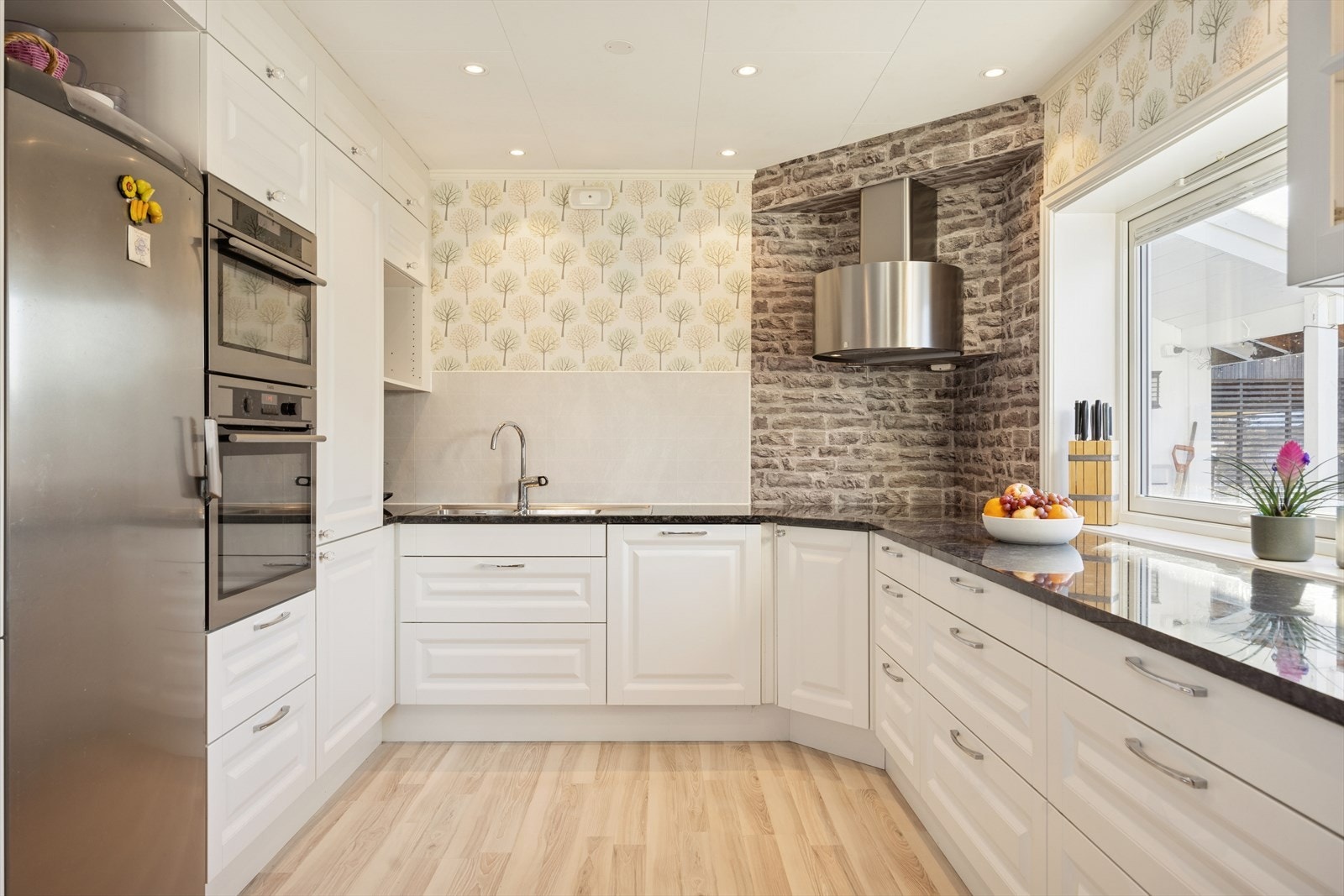 Kjøkkenet har integrerte hvitevarer fra AEG som medfølger i handelen. Galleribilde