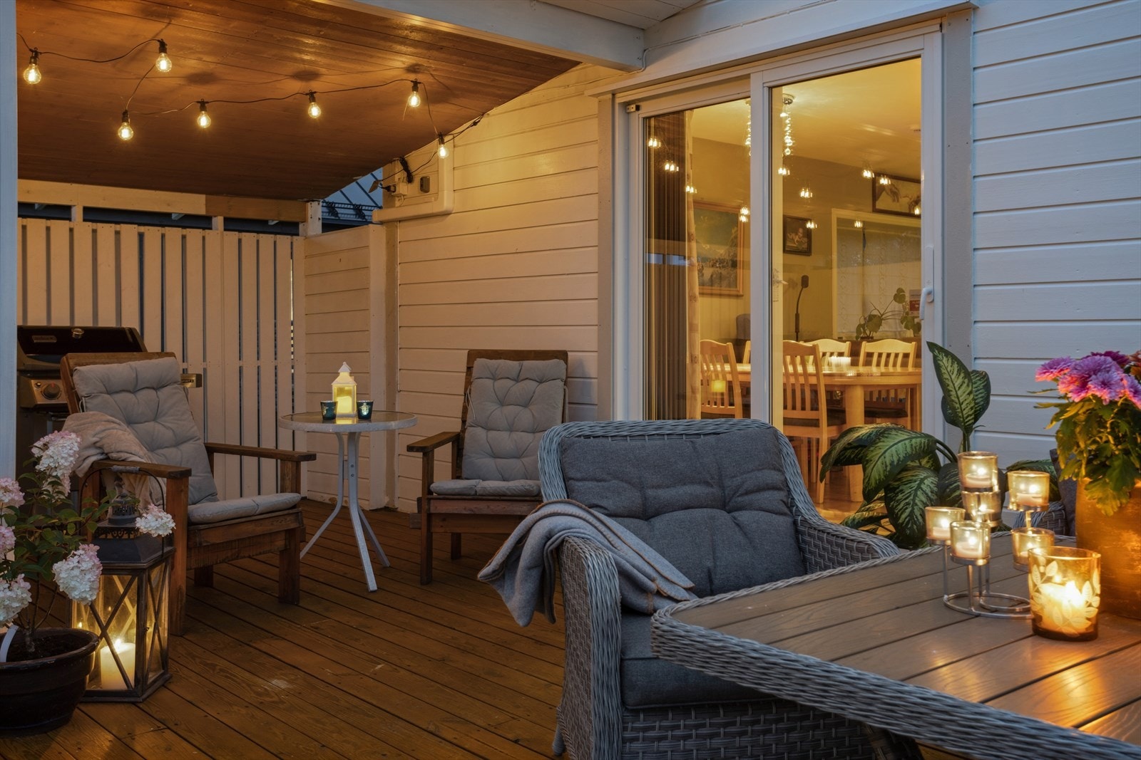 Her kan man nyte flotte sommerkvelder under tak til de sene timer. Galleribilde