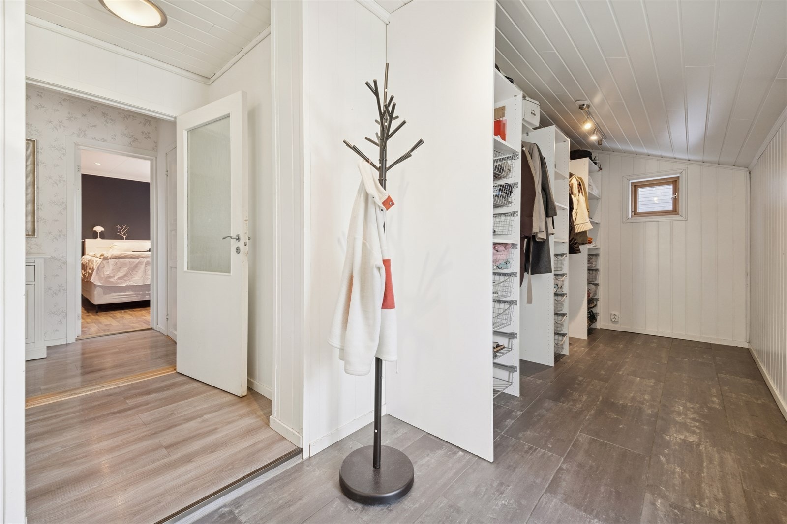 Velkommen inn! Romslig entré på 9,6m² med god plass for oppbevaring av yttertøy. Galleribilde