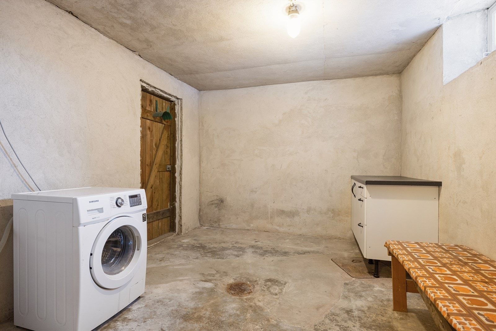 Eget vaskerom i kjeller på 10,8m². Ny VVB ble installert i 2021. Galleribilde