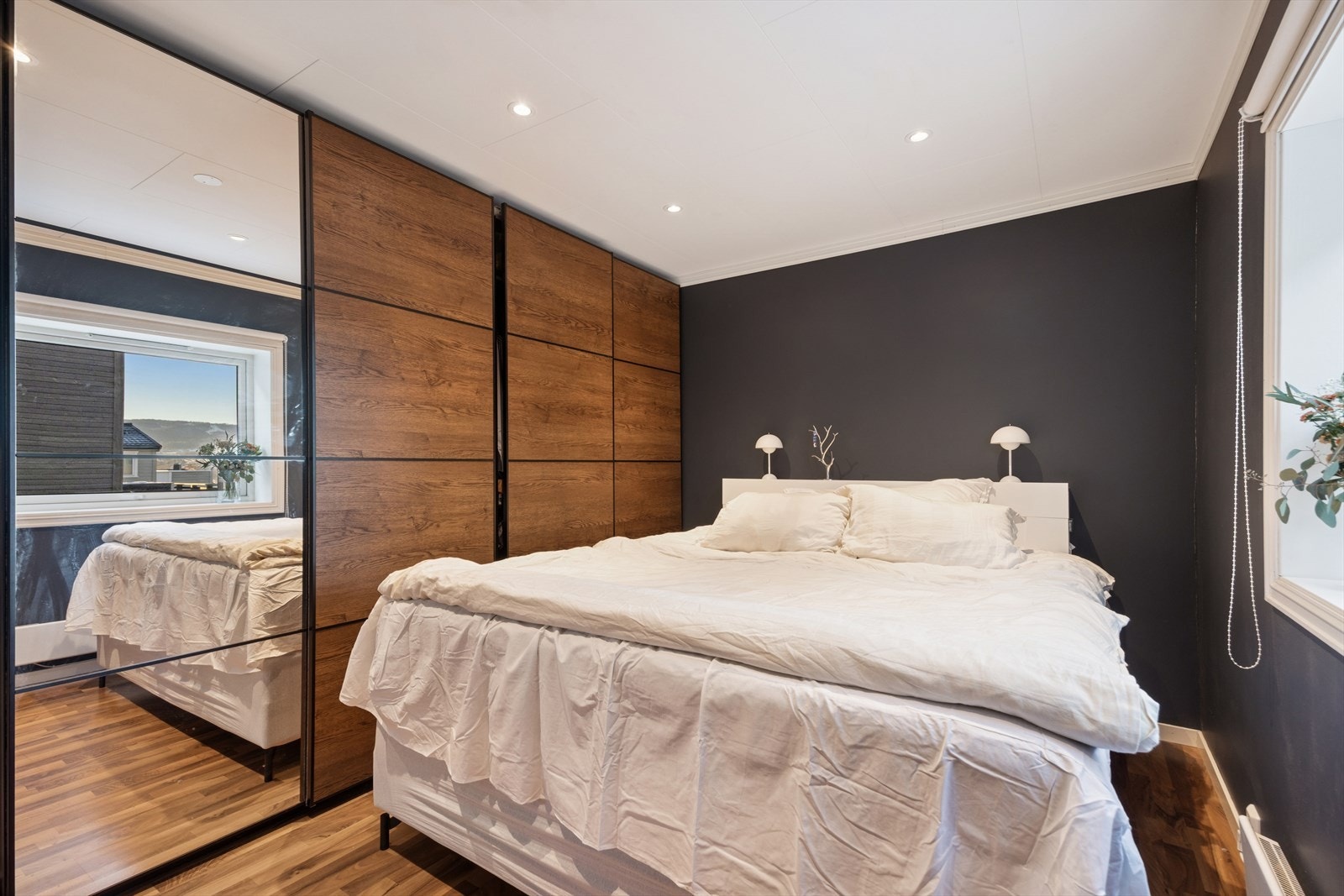 God plass til klesoppbevaring i medfølgende skyvedørsgarderobe. Galleribilde