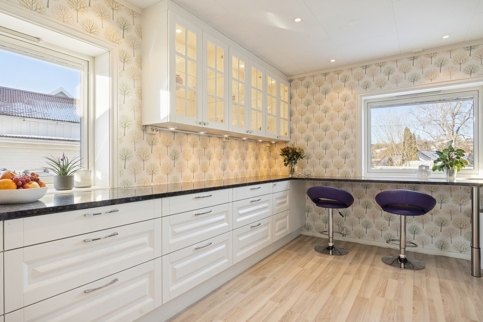 Innredningen har hvite, profilerte fronter og stein benkeplate fra Oppdalskifer. Galleribilde