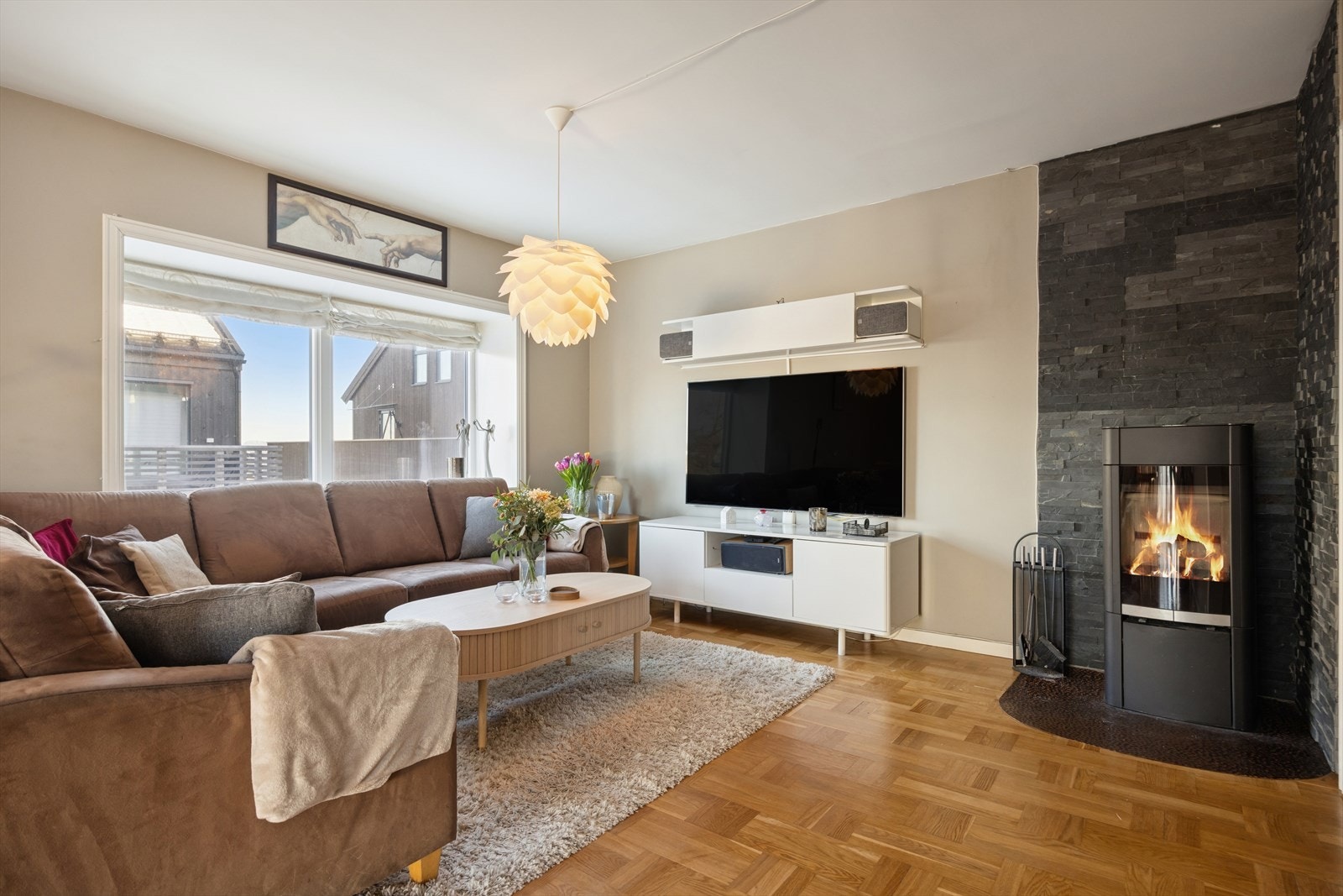 Stuen er rektangulær som gjør det enkelt å innrede med de møblene du ønsker. Galleribilde