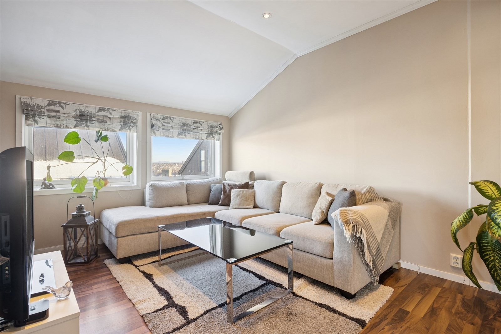 Loftstuen er på 12m² og byr på god plass til sofa (Ikke godkjent). Galleribilde