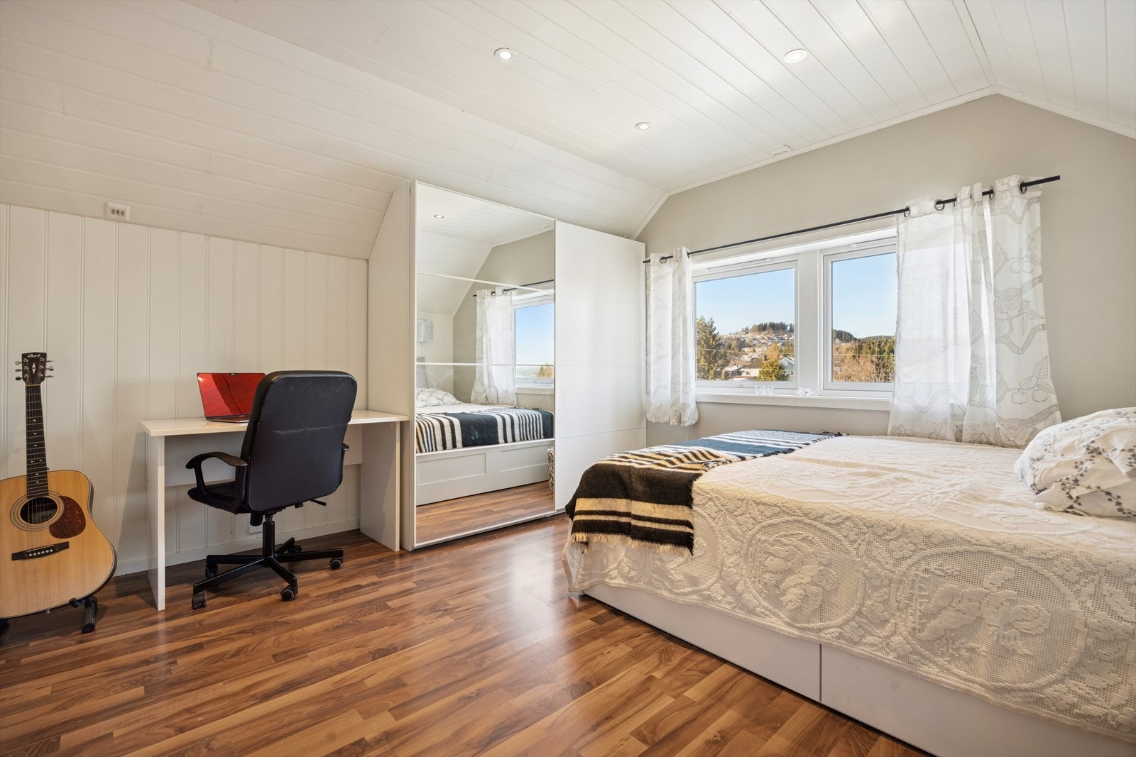 Soverommene i 2. etasje er begge av god størrelse og har god plass til garderobeløsning og pult. Galleribilde