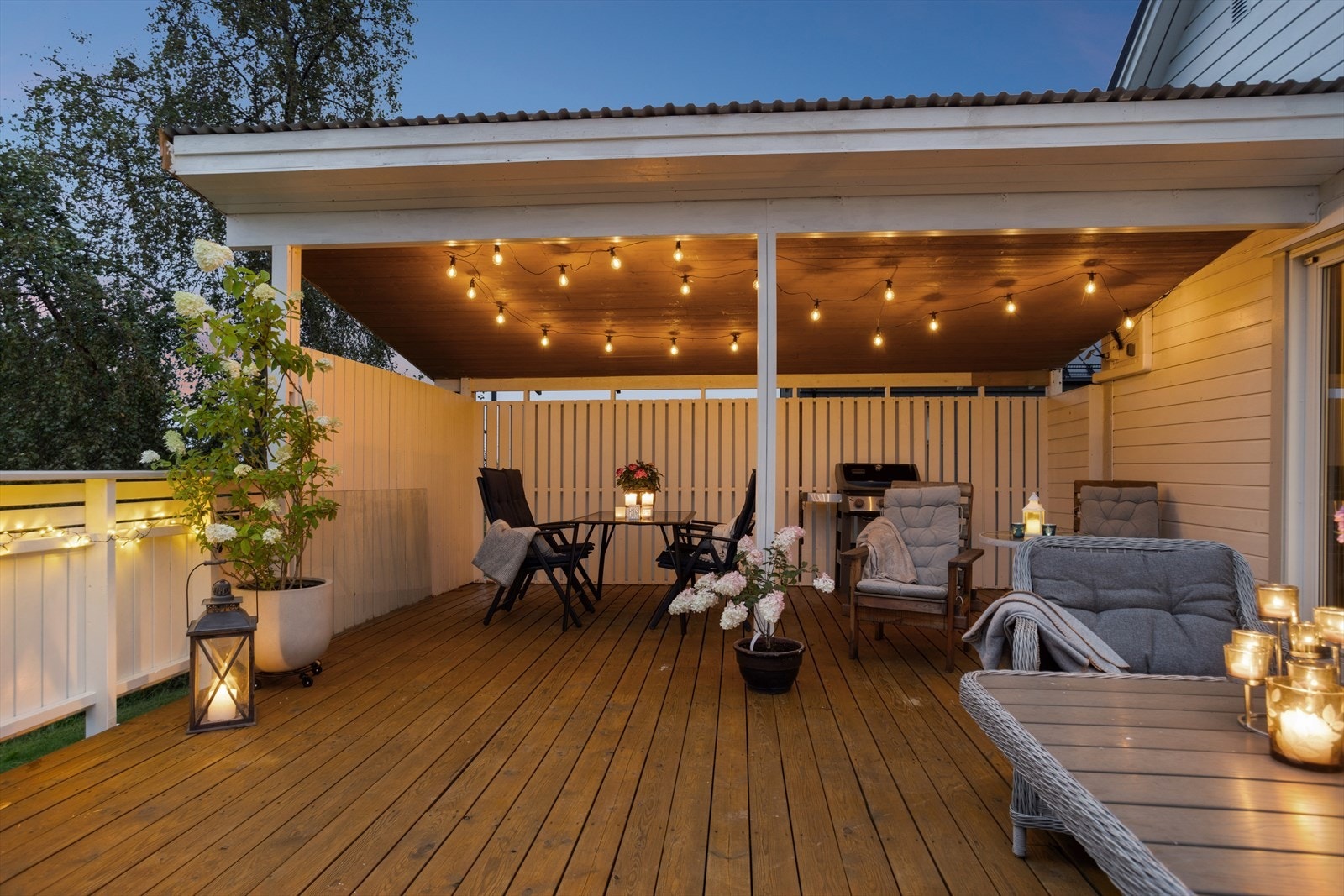 Boligen har en romslig tomt med hage og flott uteplass med delvis overbygg og gode solforhold. Galleribilde