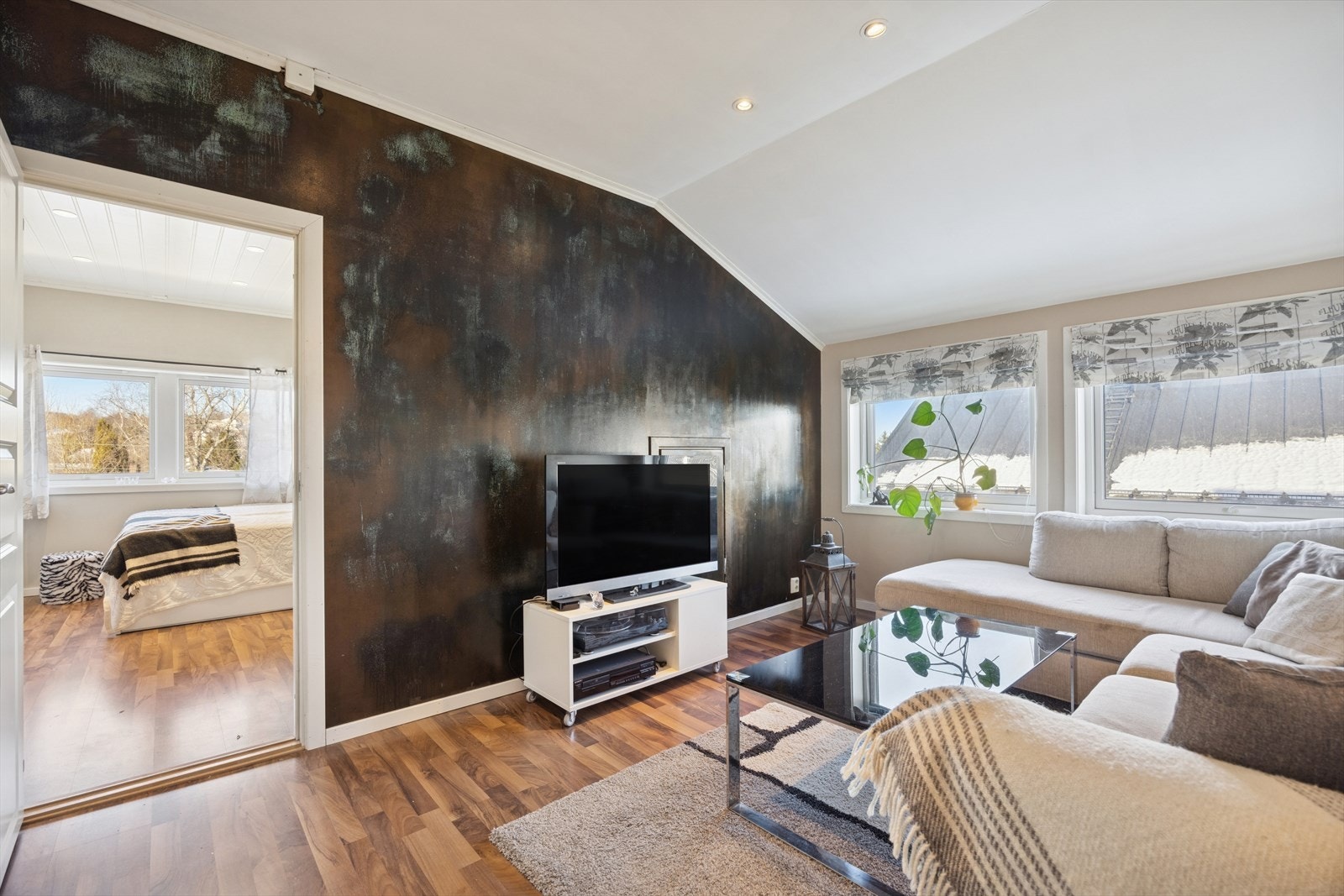 Velkommen opp i 2. etasje. Her finner man loftstue, 2 soverom og rikelig med lagringsplass i kott og kneloft. Galleribilde