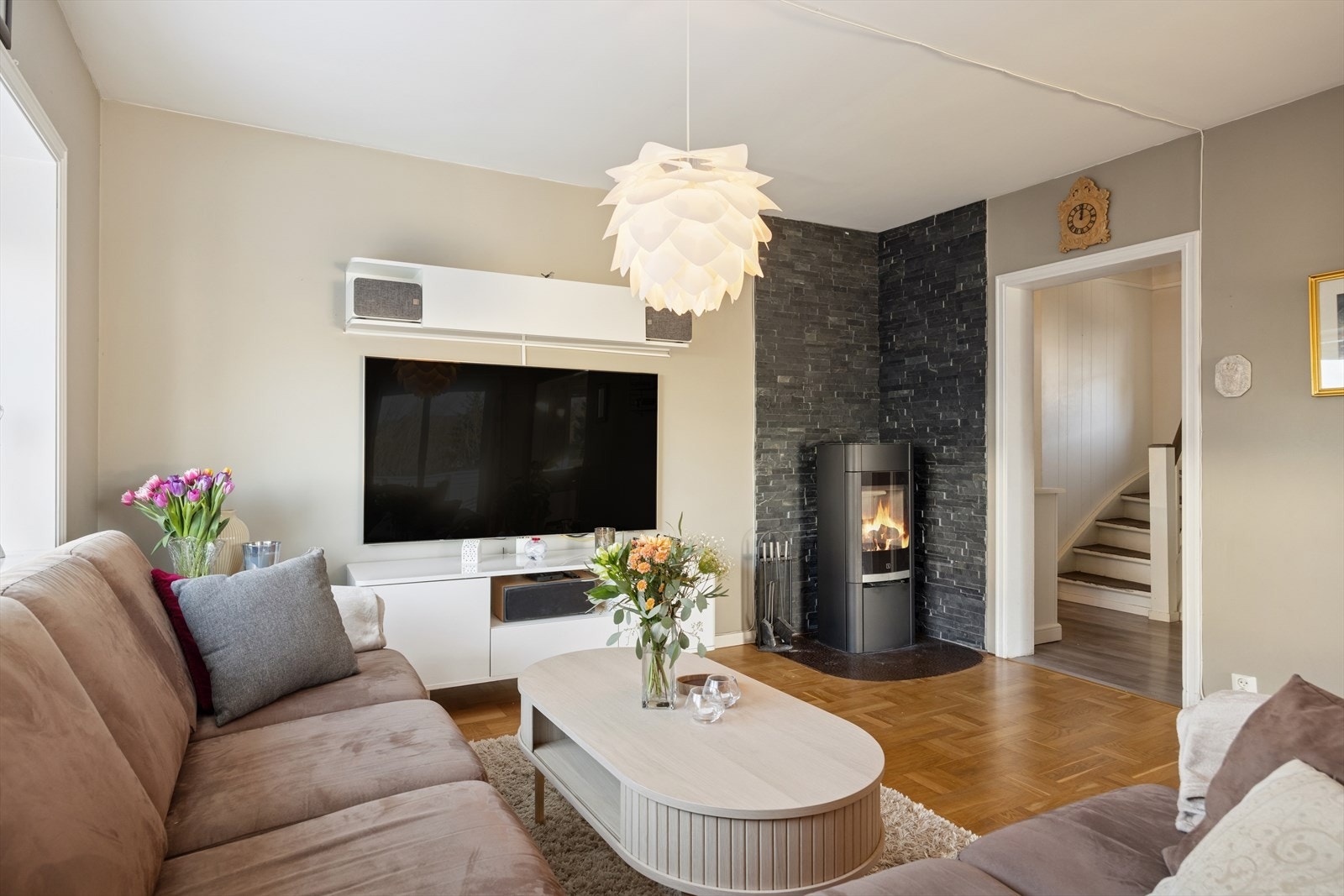 Boligen har behagelig og energieffektiv oppvarming via vedovn (2013) og varmepumpe (2024). Galleribilde