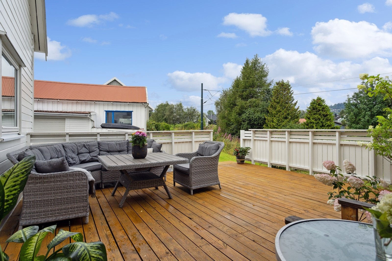 På terrassen kan man nyte sol fra ca. kl. 13 til kl. 21/22 på sommerstid ifølge selger. Galleribilde