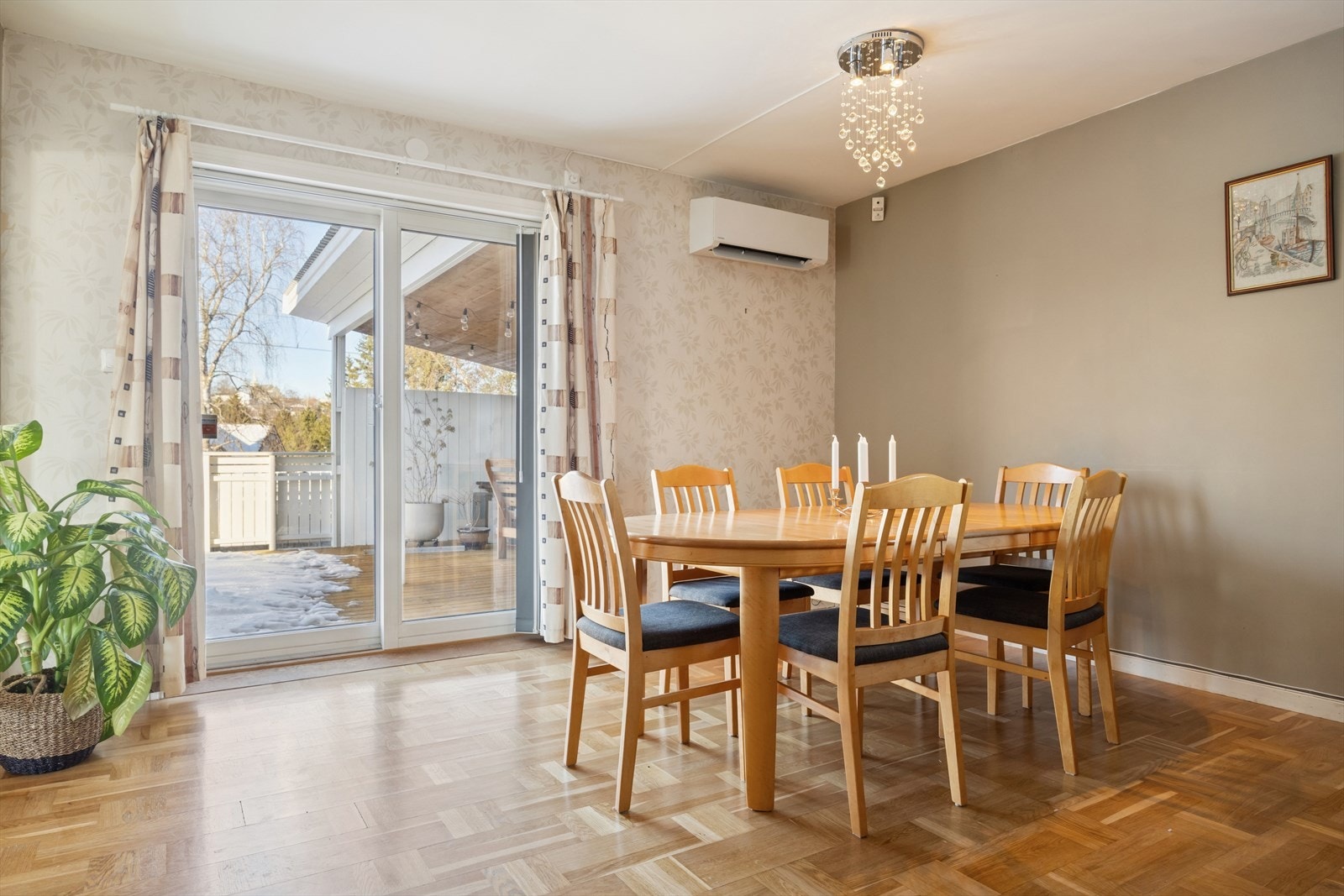 Vinduer, terrassedør og ytterdør ble skiftet i 2014. Galleribilde